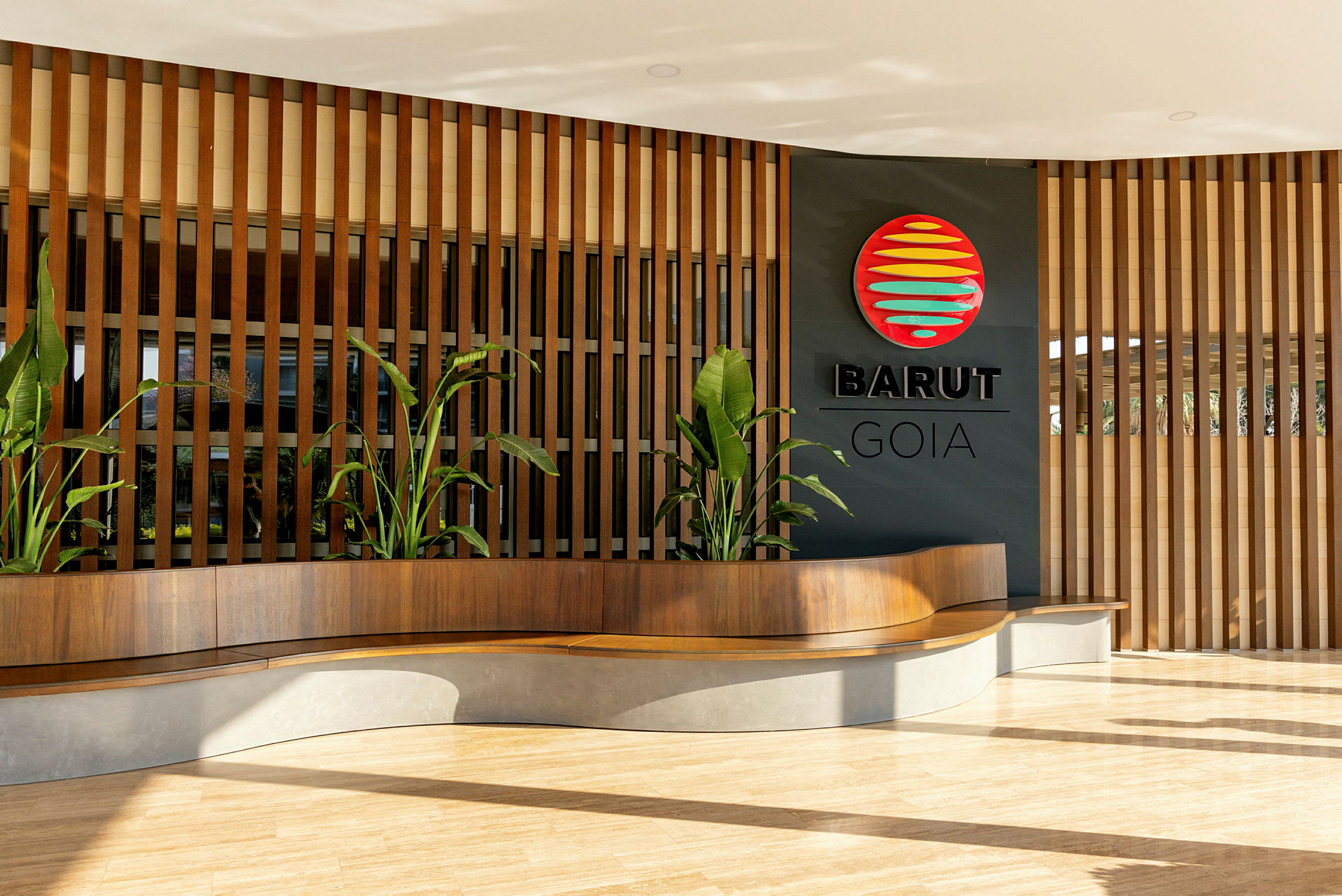 Receptionens område med växter och hotelllogotypen Barut Goia. (AI-genererad text)