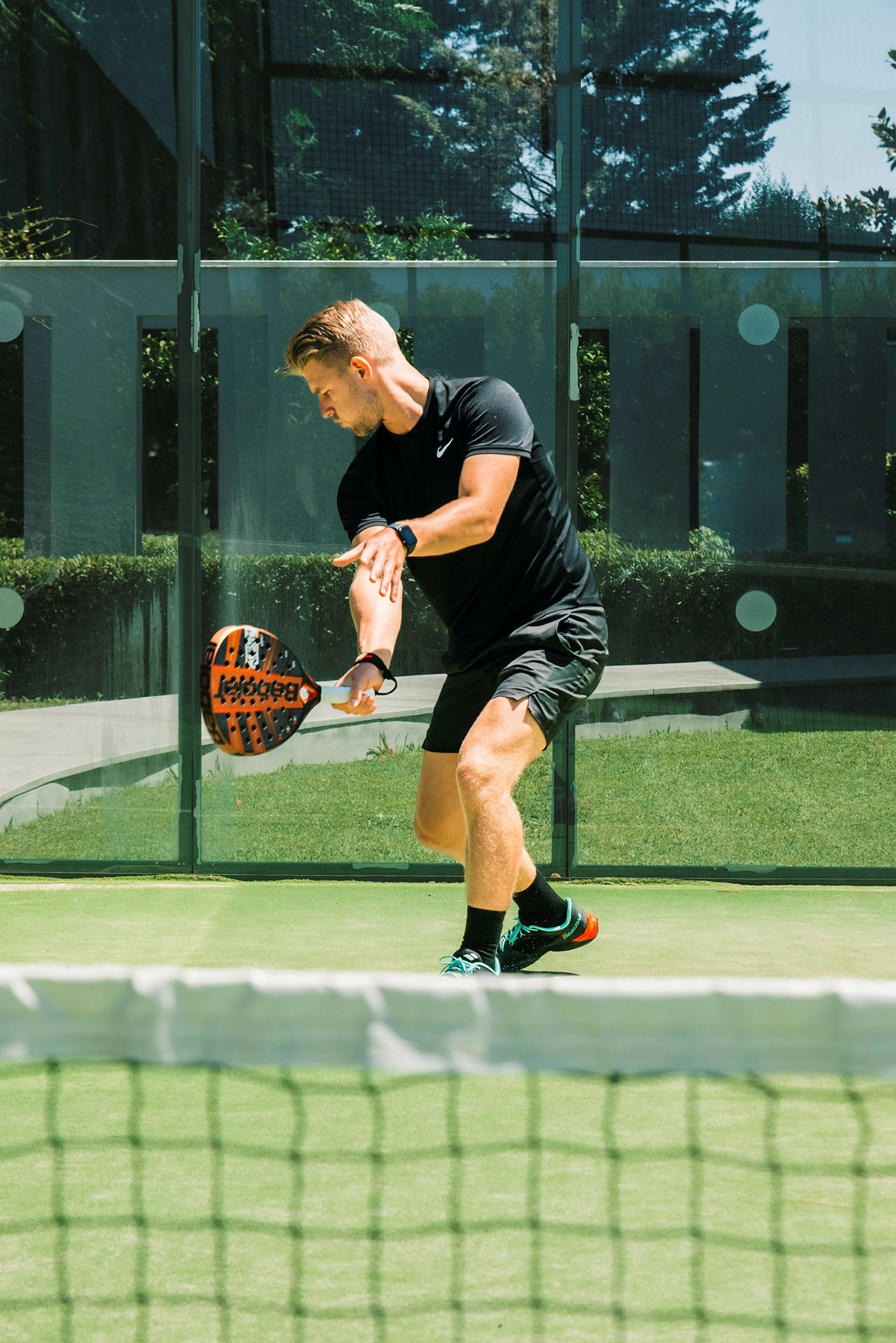 Person spelar padel på en utomhusbana. (AI-genererad text)