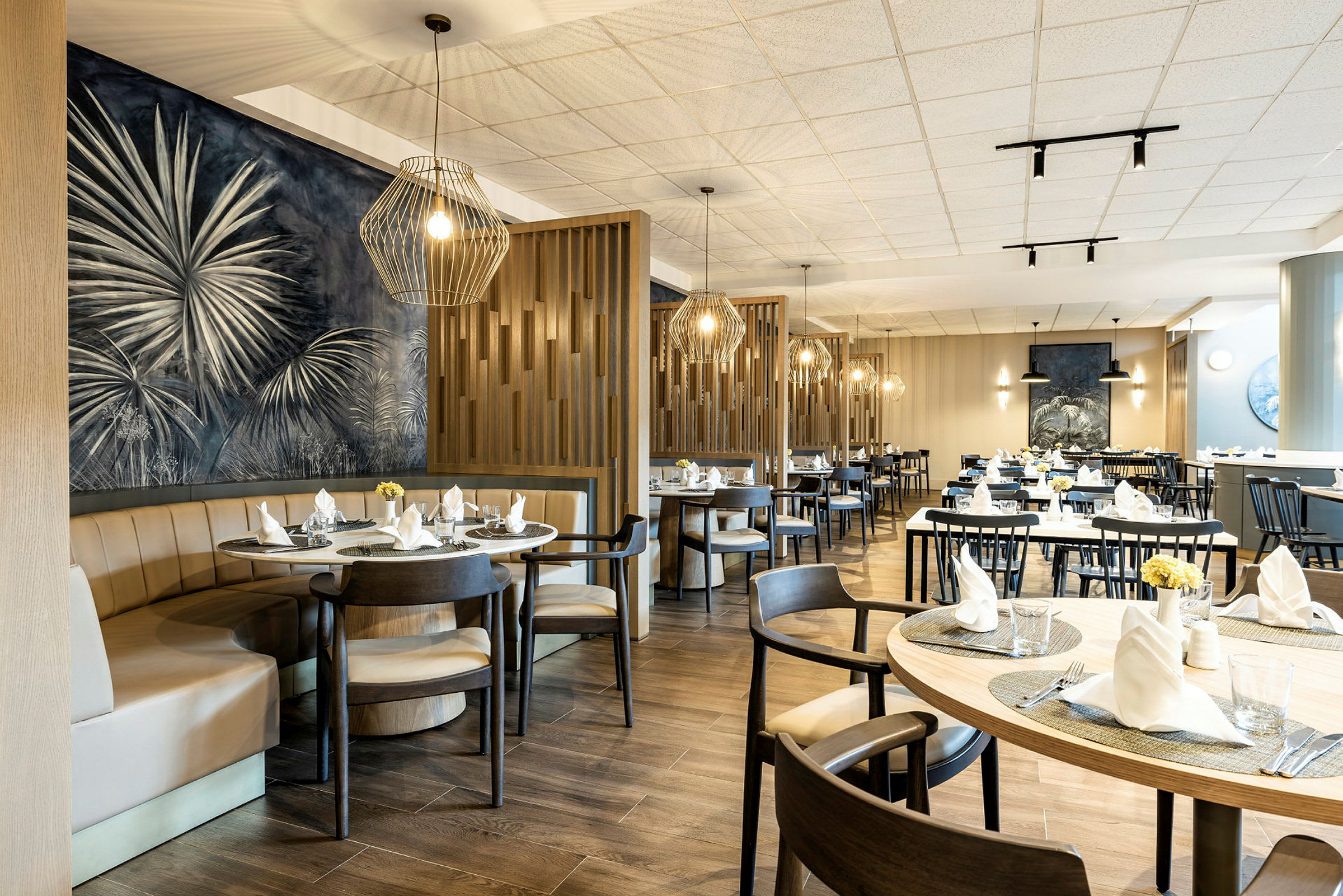 En modern restaurang med dukade bord och elegant inredning. (AI-genererad text)