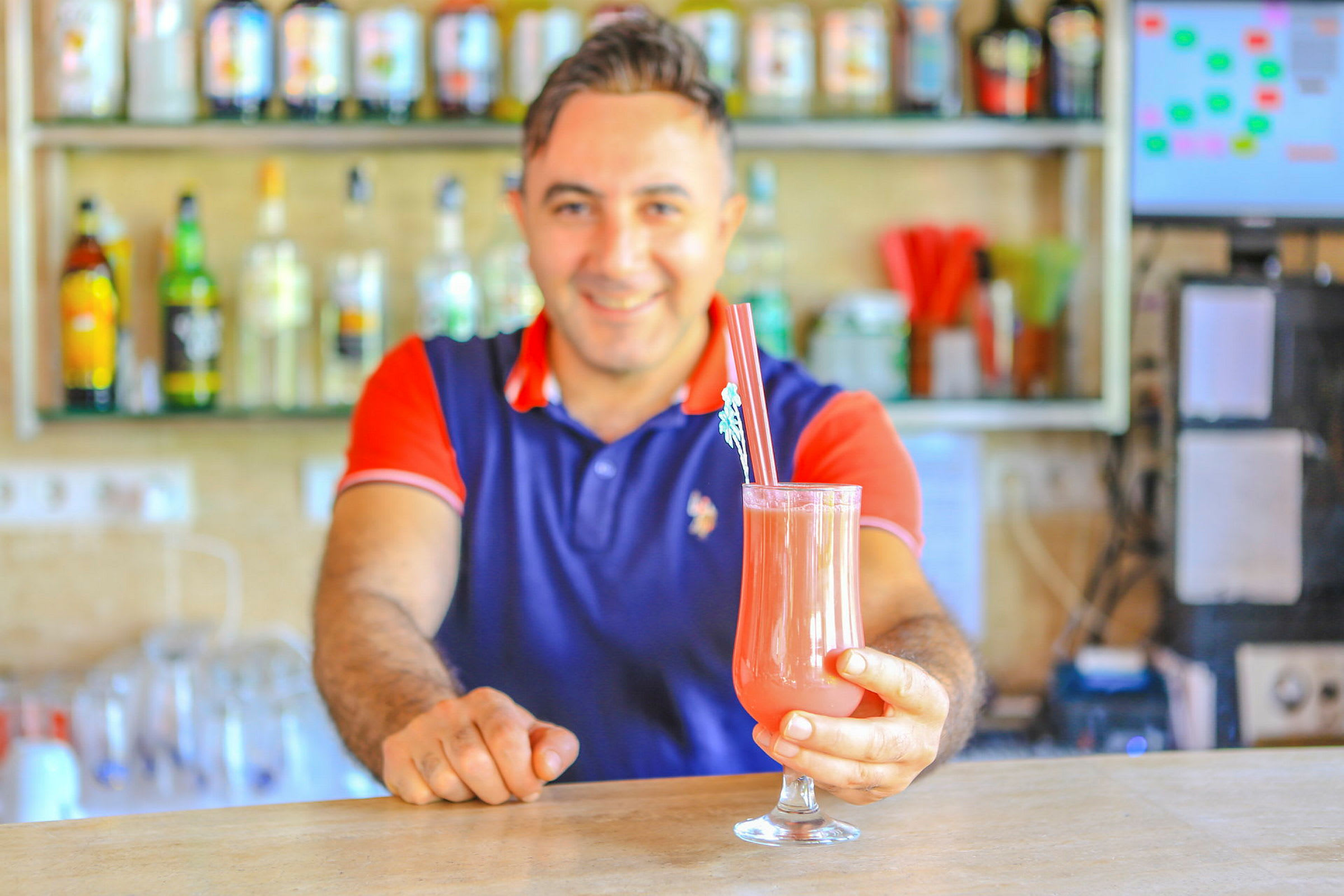 En drink serveras vid en bardisk. (AI-genererad text)