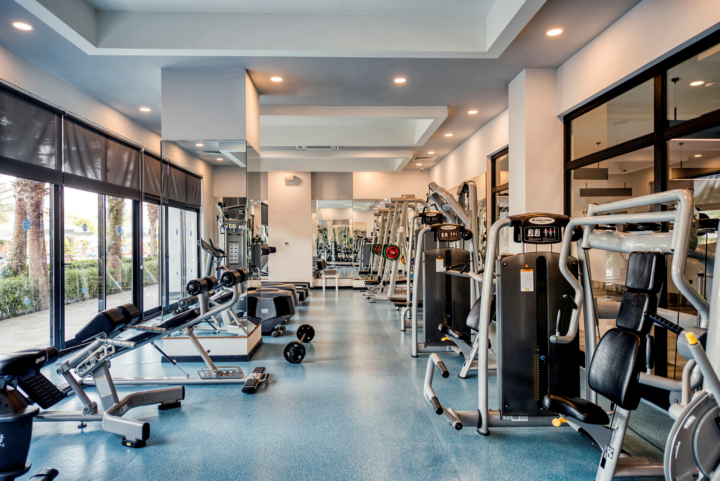 Ett gym med träningsmaskiner och fria vikter. (AI-genererad text)