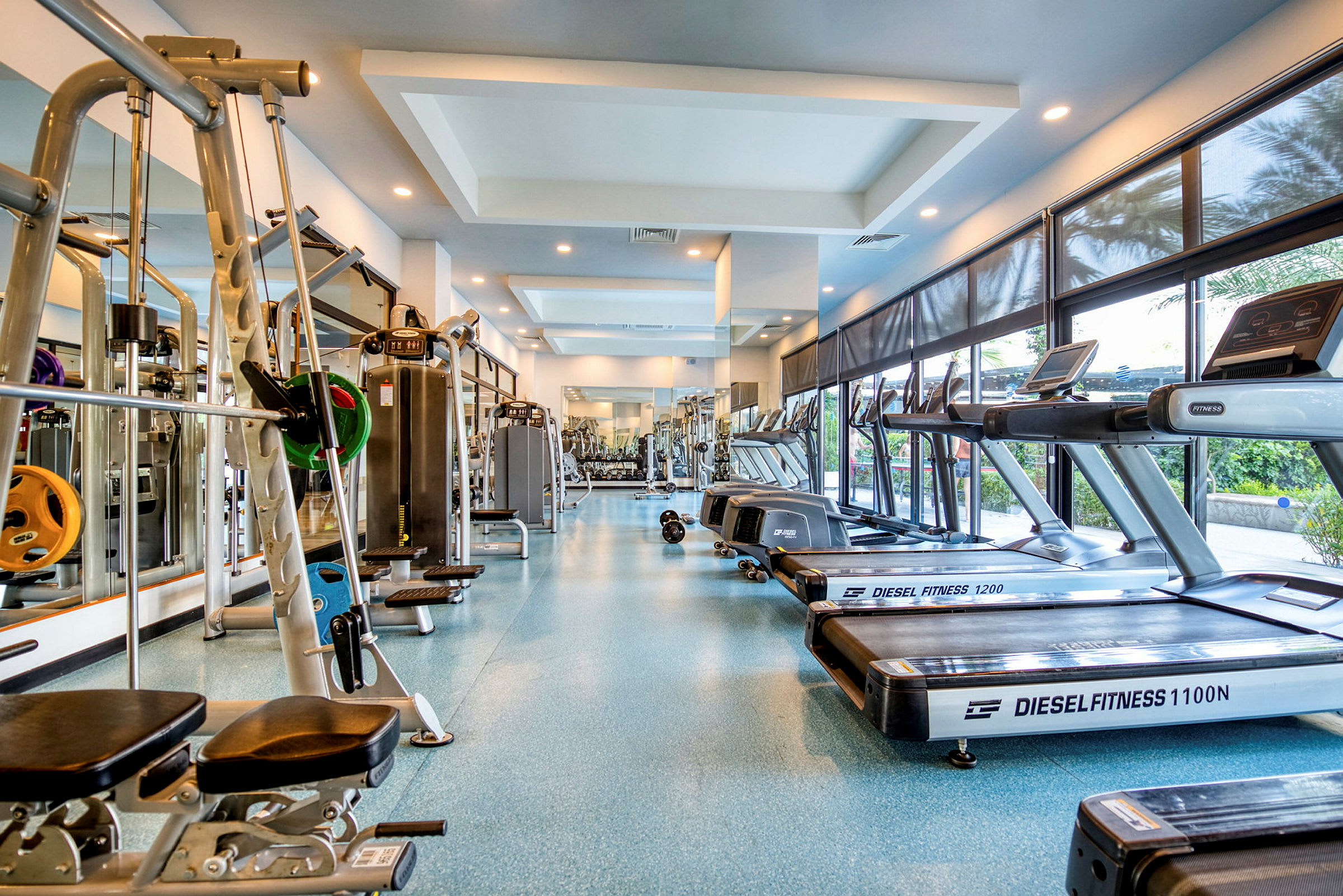 Bild av ett gym med träningsutrustning som löpband och styrketräningsmaskiner. (AI-genererad text)