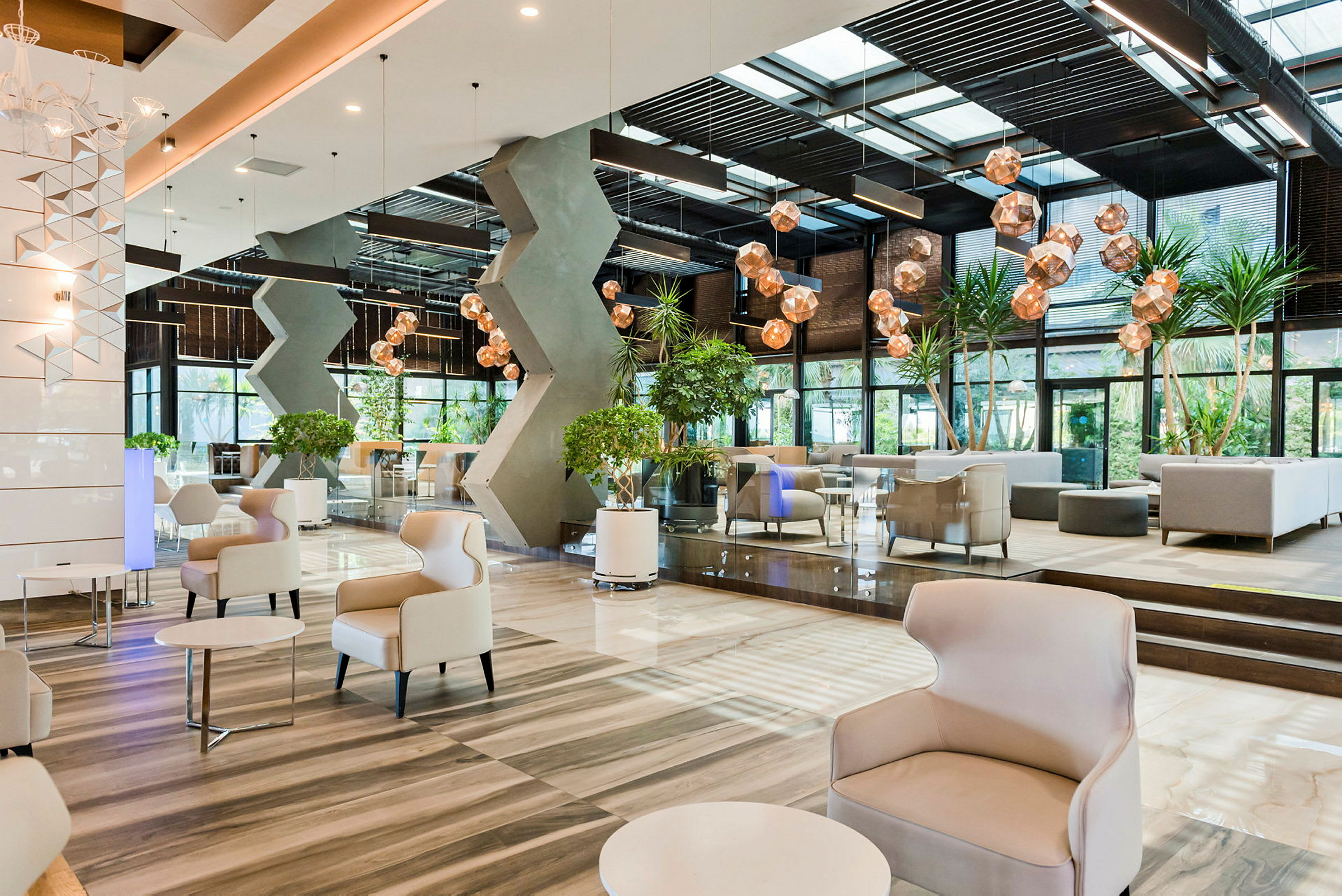 Modern hotellobby med sittplatser och dekorativa detaljer. (AI-genererad text)