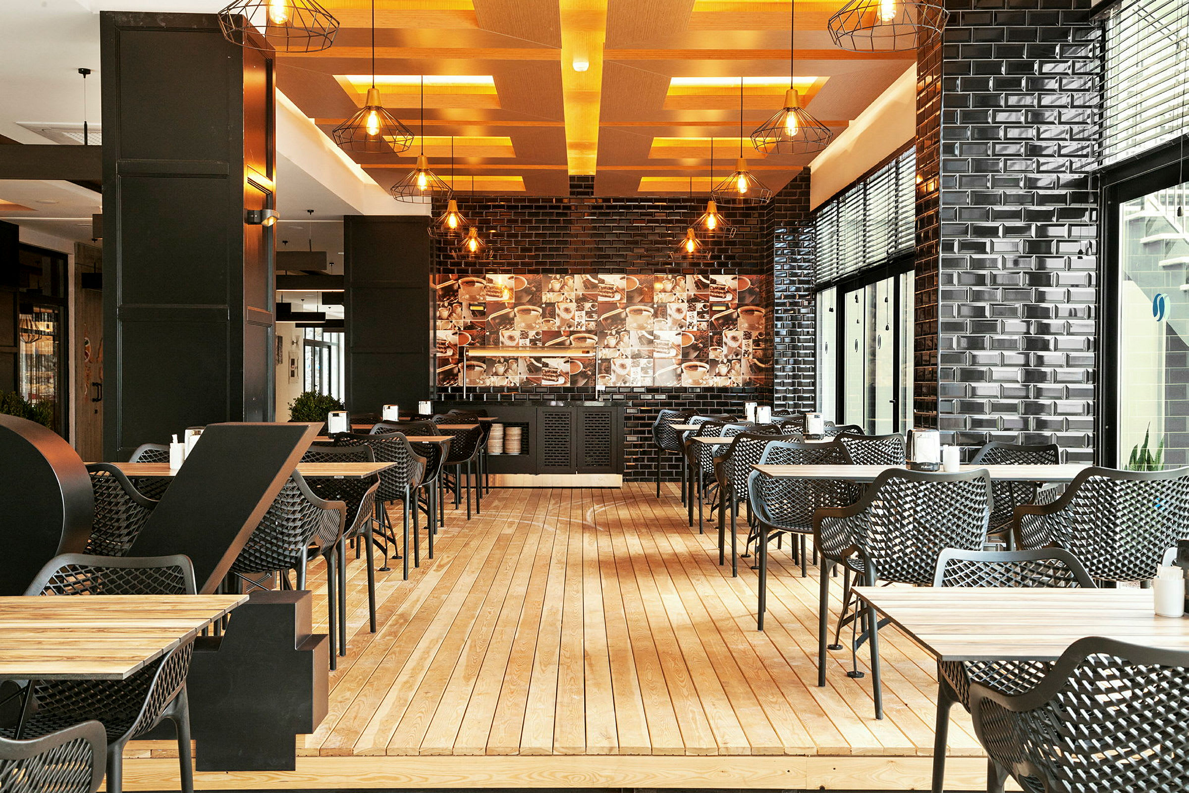 En restaurang med moderna möbler och upplysning. (AI-genererad text)
