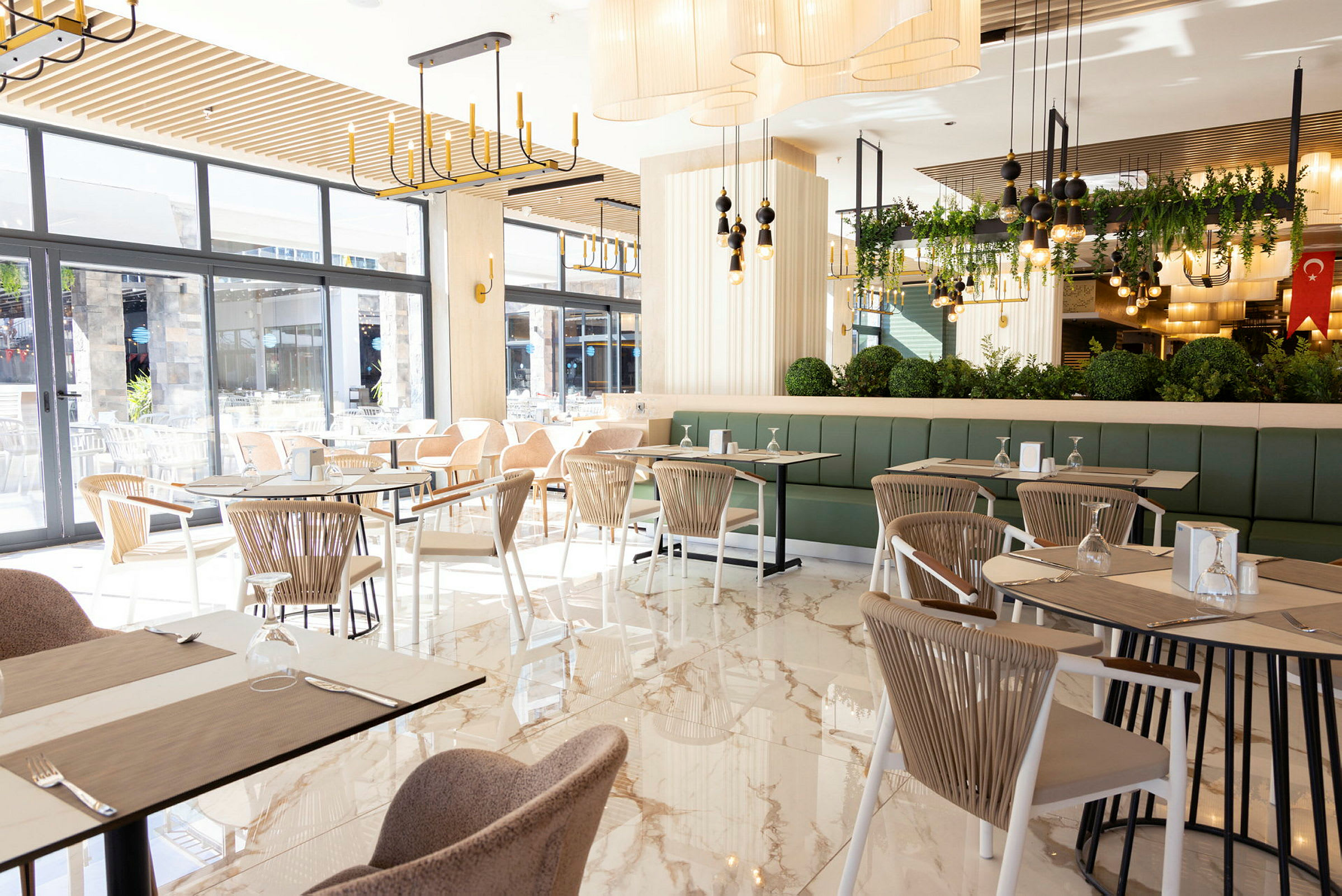 En ljus och modern restaurang med stora fönster och elegant inredning. (AI-genererad text)