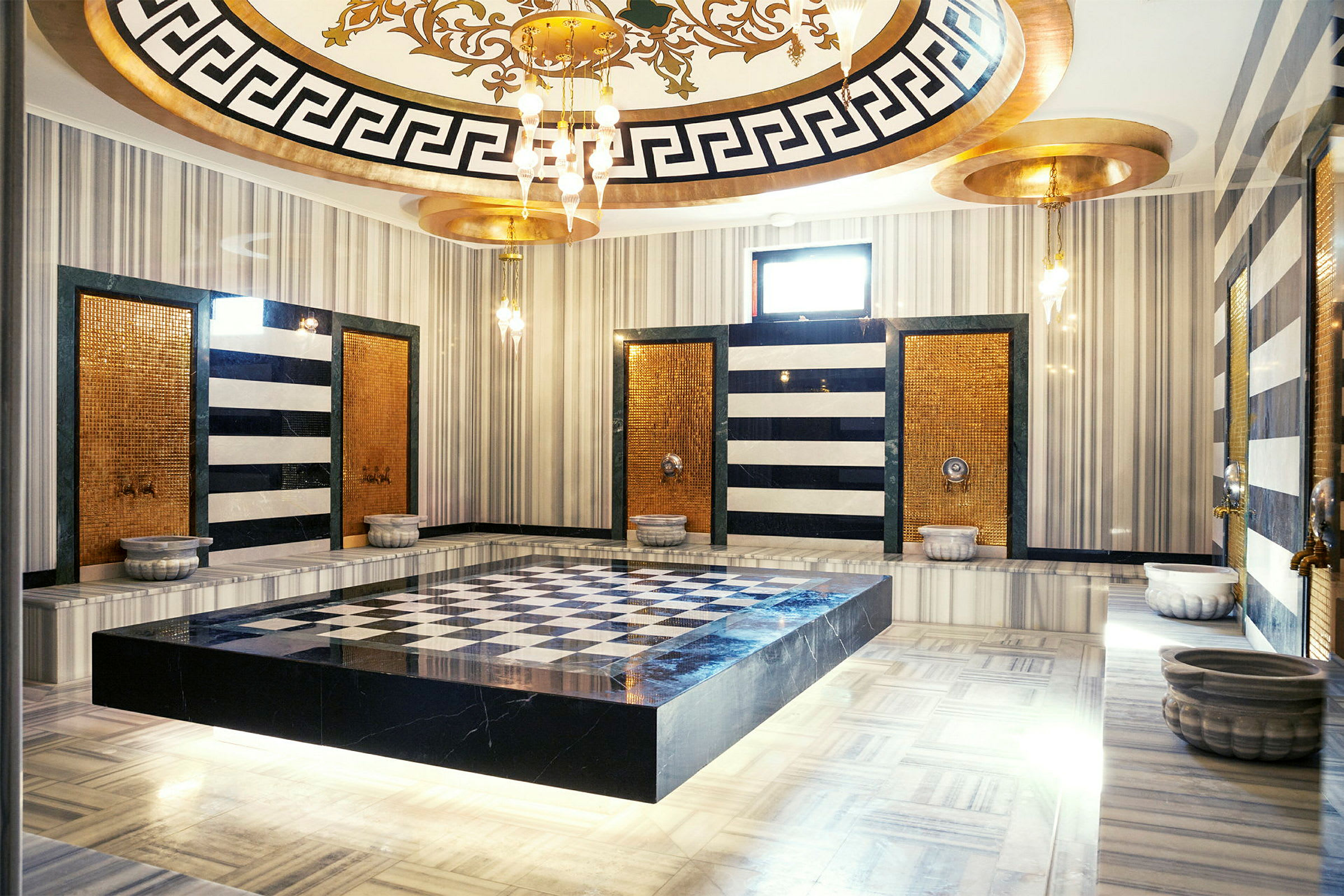 En elegant marmordesignad hamam med mosaikdetaljer och geometriska mönster. (AI-genererad text)