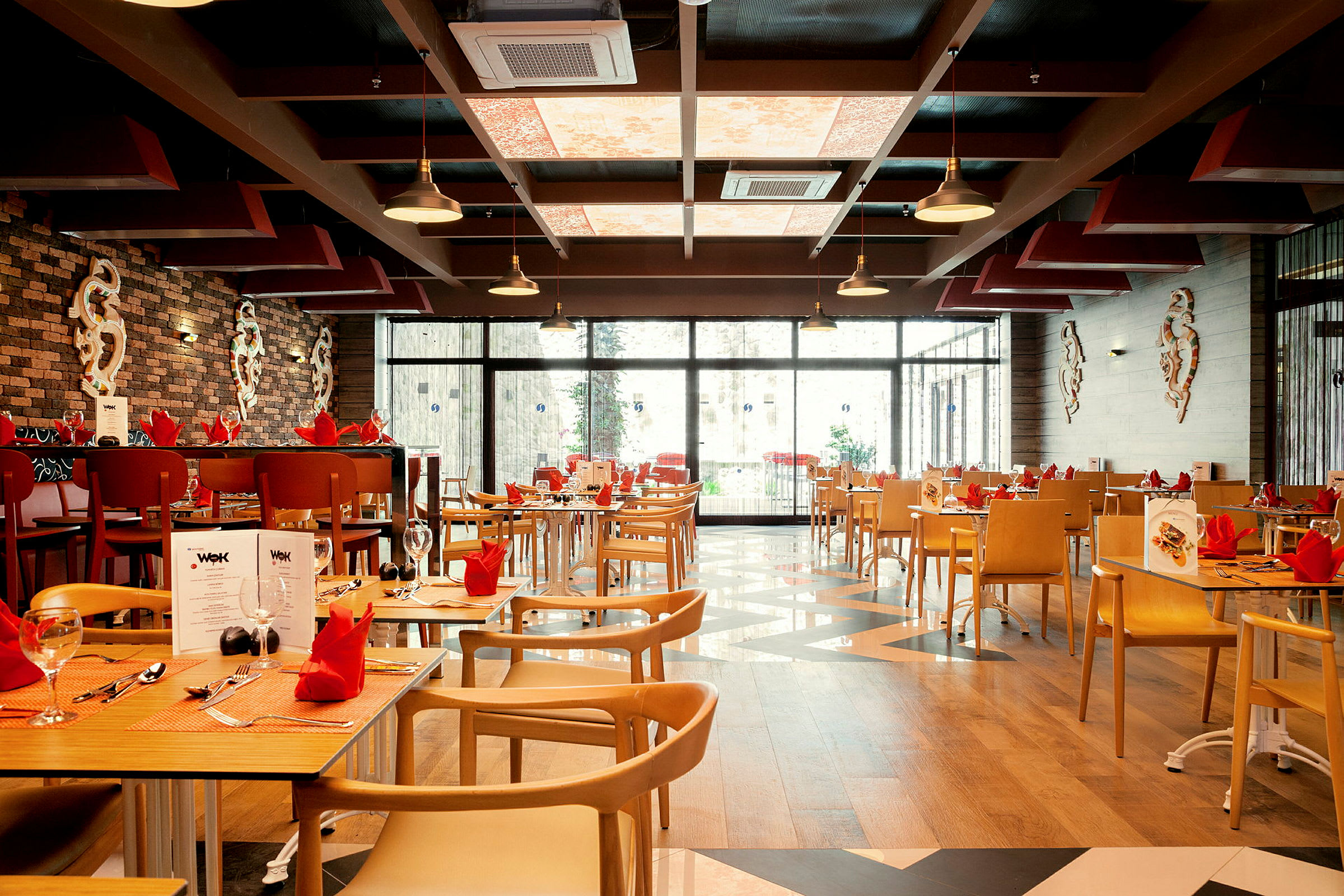Restaurang med dukade bord och fönster i bakgrunden. (AI-genererad text)