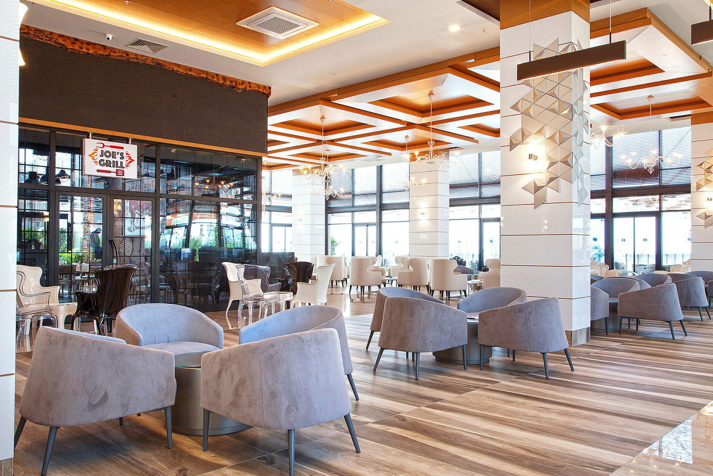 En restaurang med modern inredning och grå stolar. (AI-genererad text)