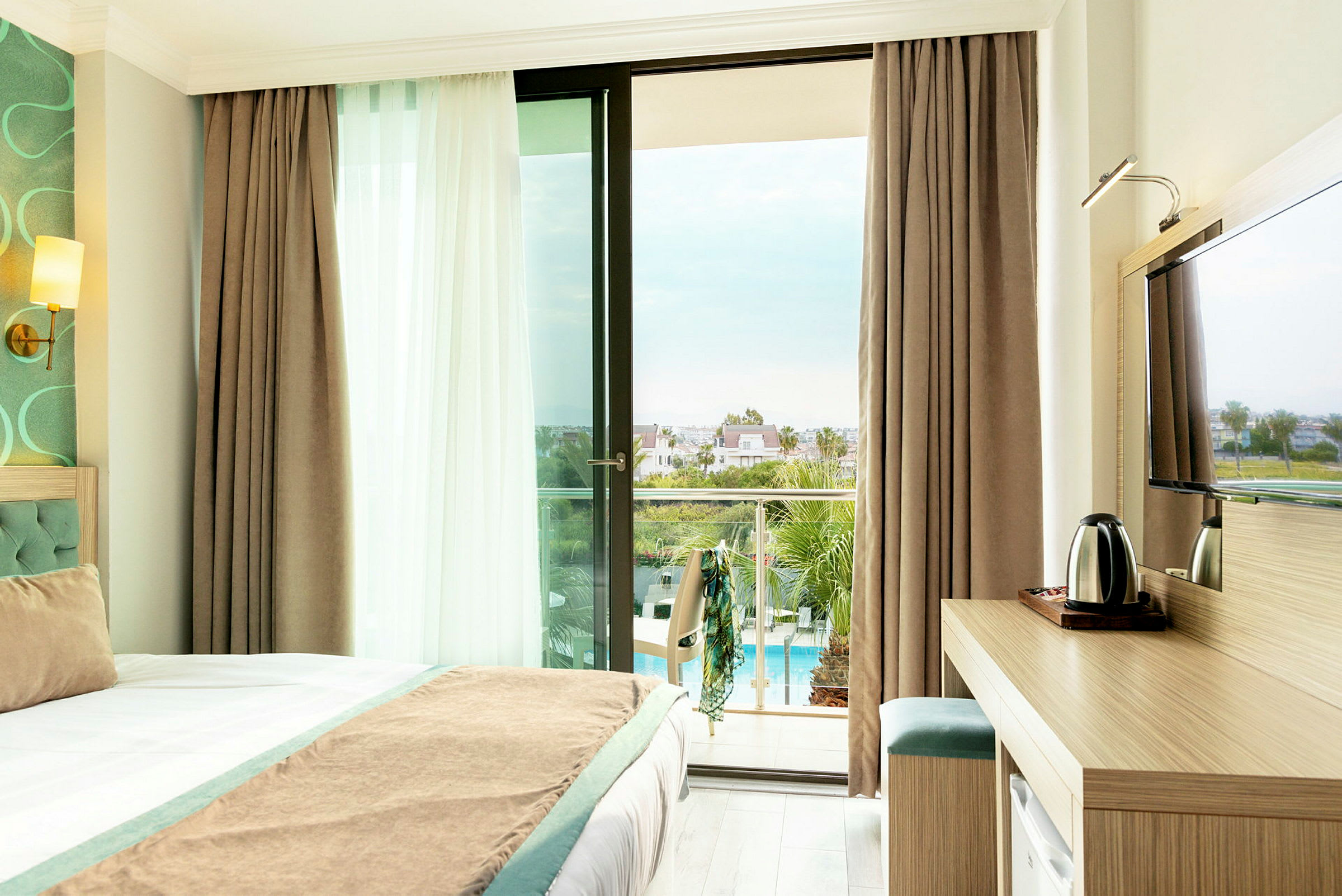 Hotellrum med balkong som har utsikt över poolområdet. (AI-genererad text)