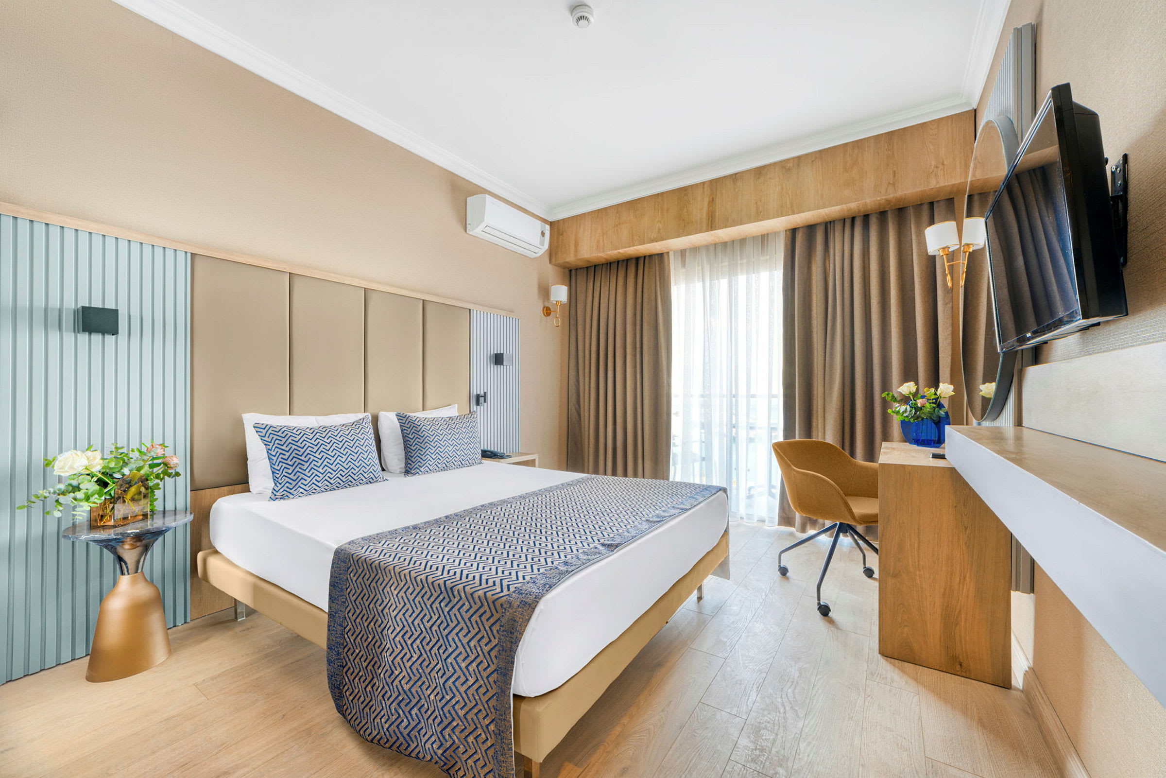 Bild på ett hotellrum med en dubbelsäng, skrivbord, stol och TV. (AI-genererad text)