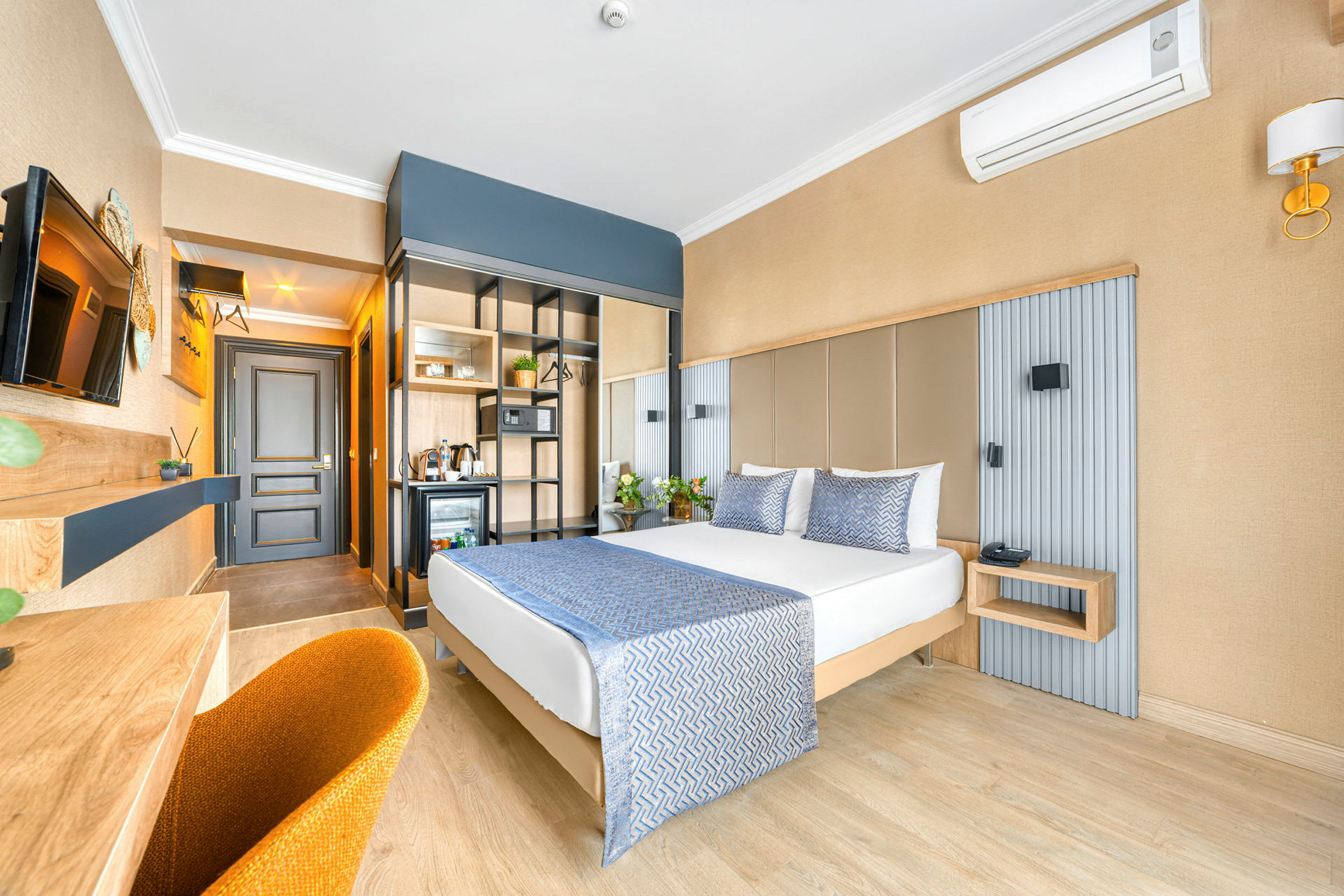 Ett hotellrum med en dubbelsäng och moderna möbler. (AI-genererad text)
