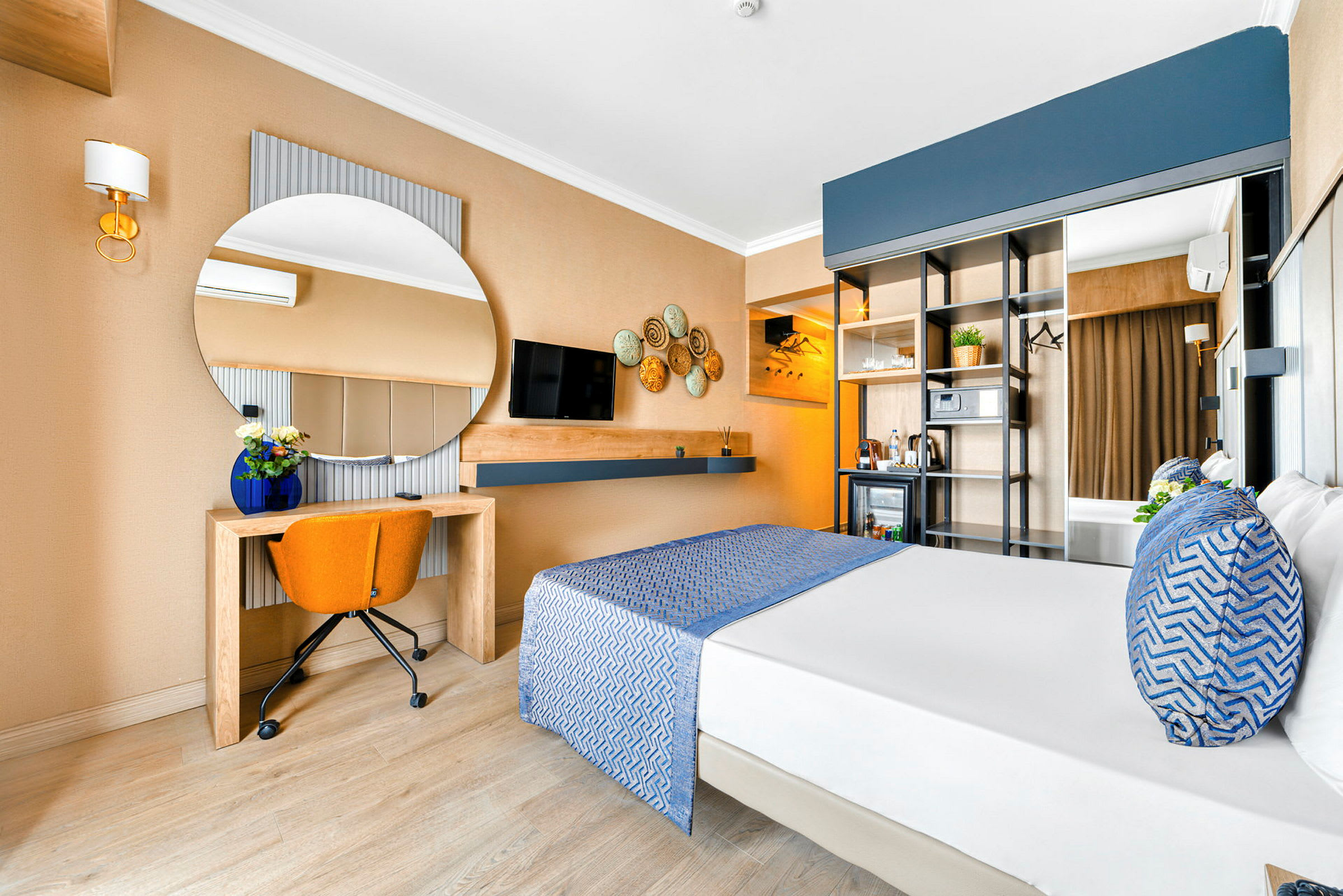 Hotellrum med dubbelsäng, skrivbord och inbyggd garderob. (AI-genererad text)