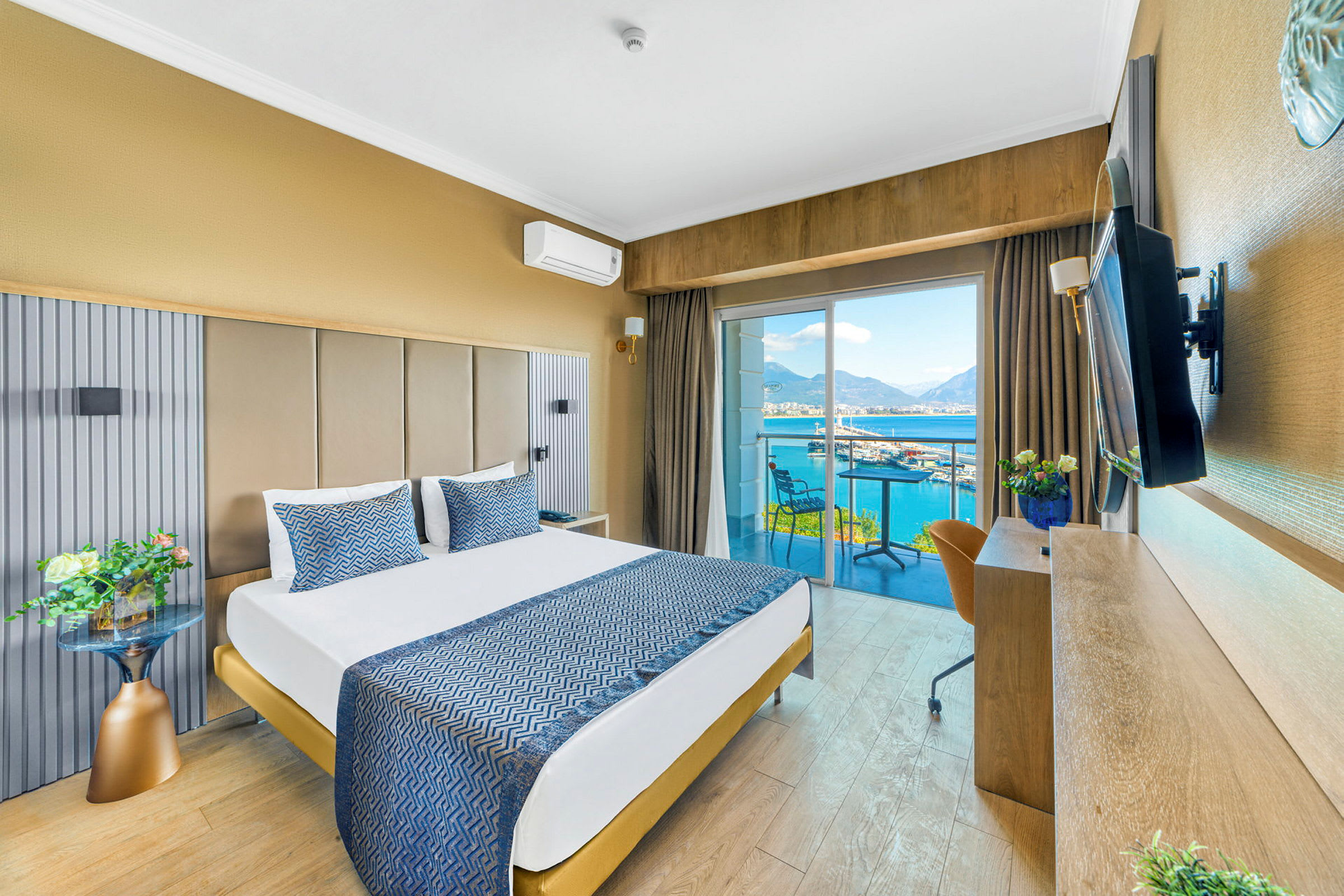 Hotellrum med säng och utsikt mot havet. (AI-genererad text)