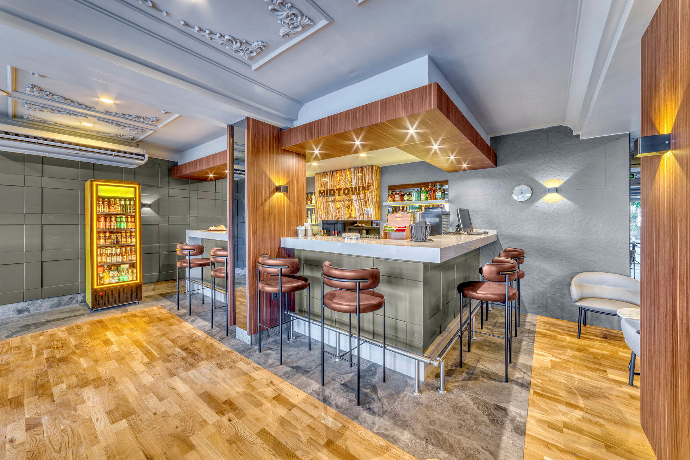 En bar med sittplatser och en dryckeskyld bredvid. (AI-genererad text)