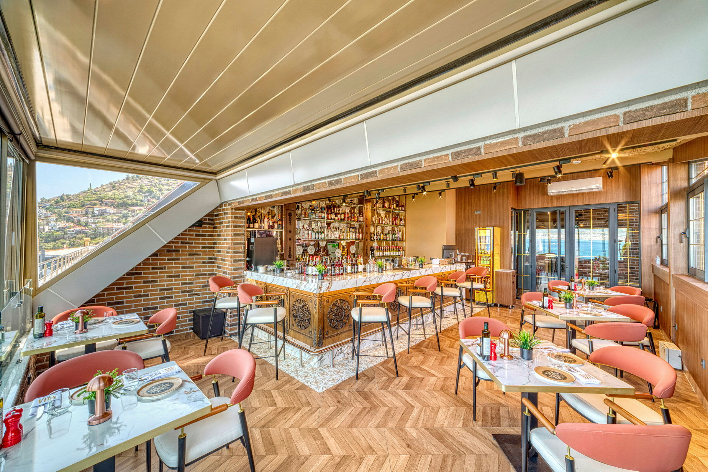 En ljus restauranginteriör med modern inredning och utsikt genom stora fönster. (AI-genererad text)
