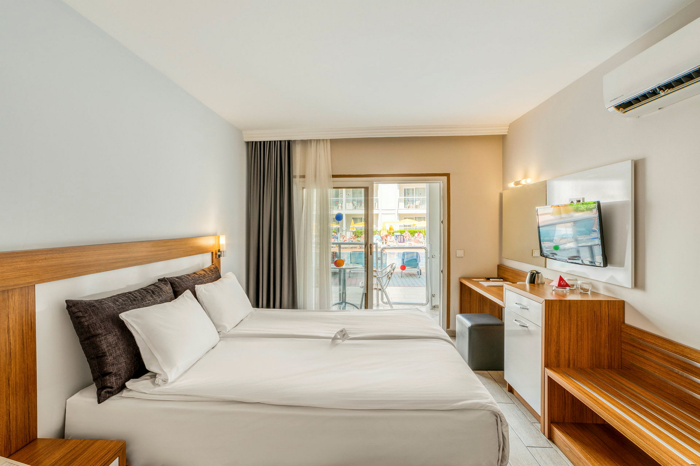 Hotellrum med dubbelsäng och balkong. (AI-genererad text)