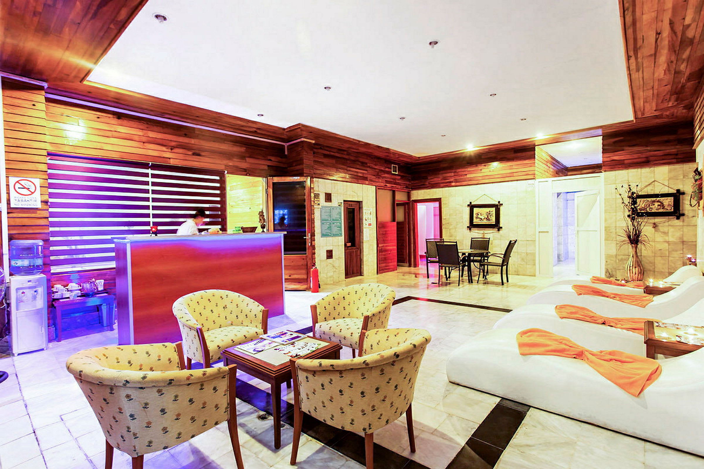 Hotellobby med sittgrupper och receptionsdisk. (AI-genererad text)