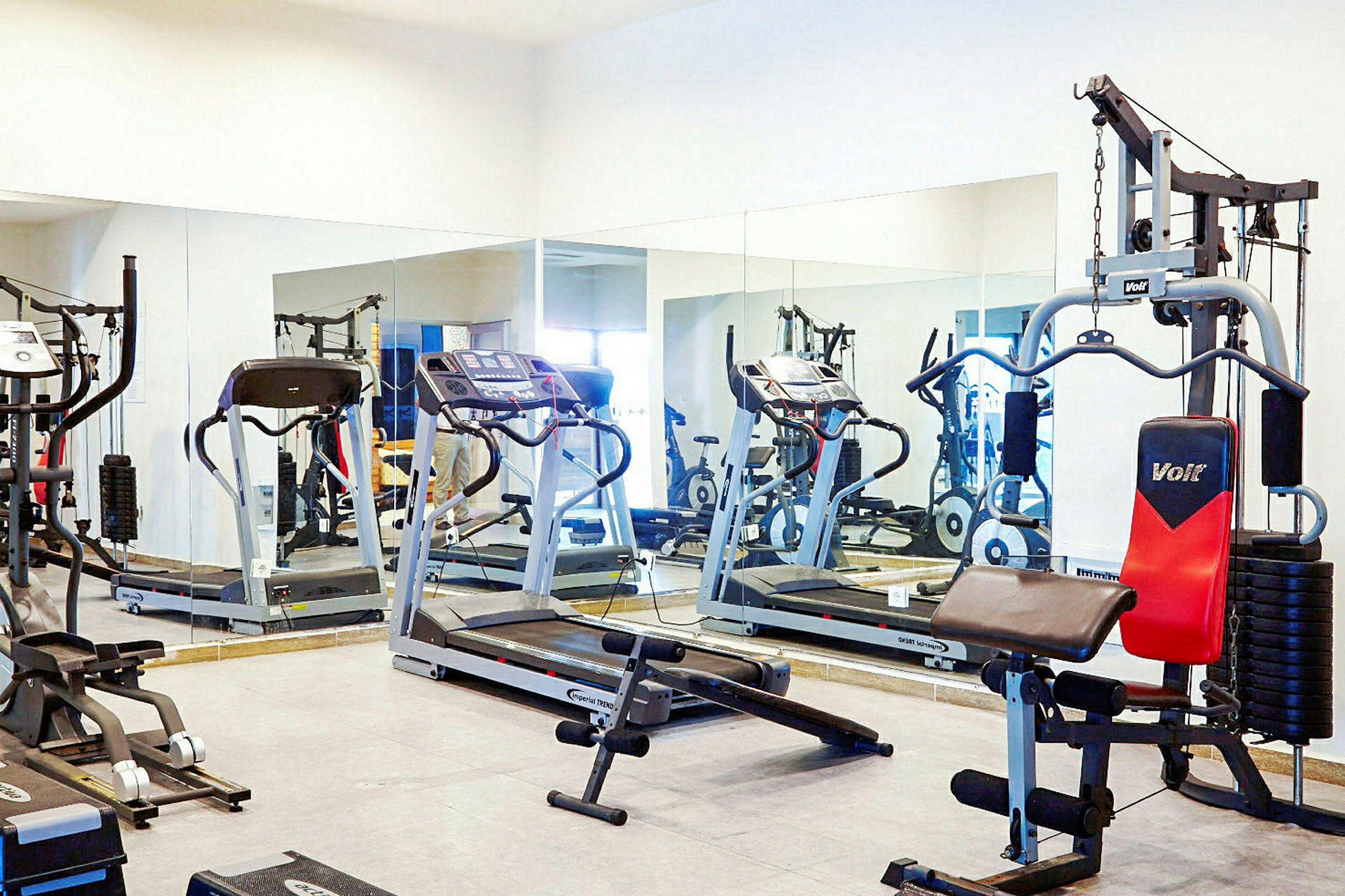 Gym med träningsmaskiner, inklusive löpband och styrketräningsutrustning. (AI-genererad text)