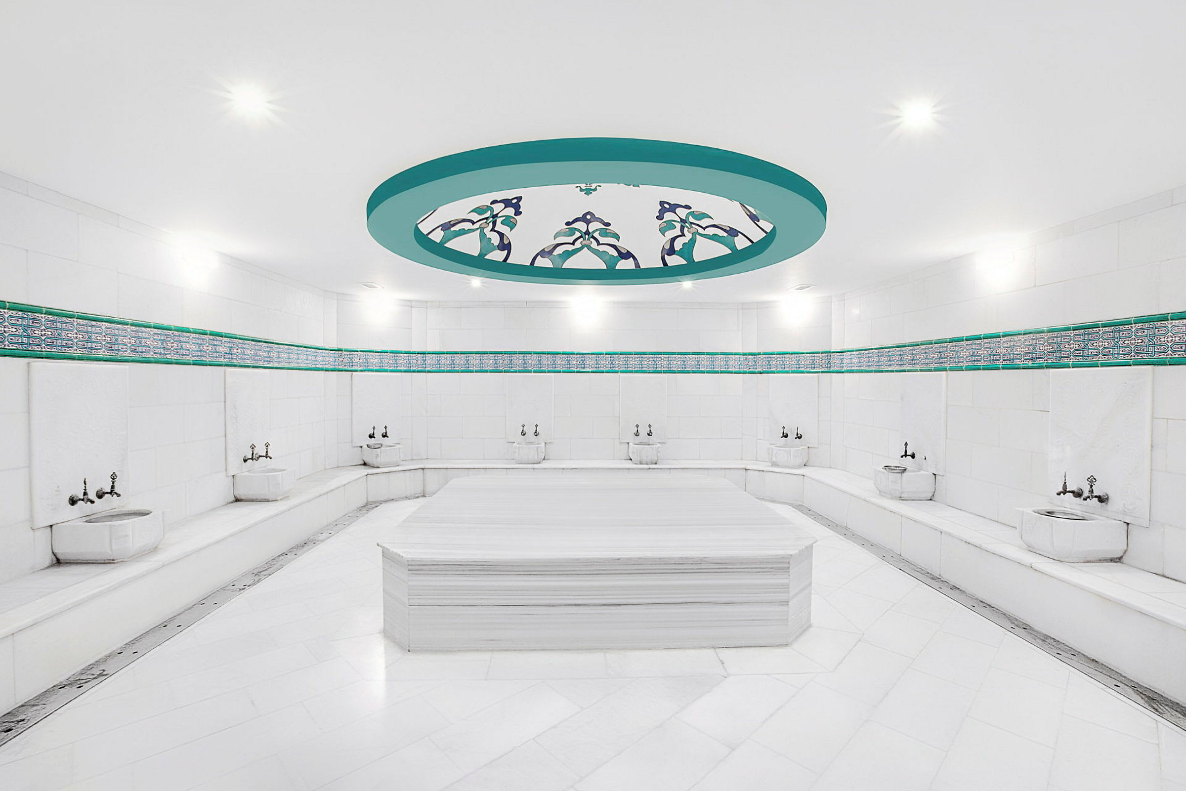 Interiör av ett turkiskt hamam med marmordetaljer och dekorationer. (AI-genererad text)