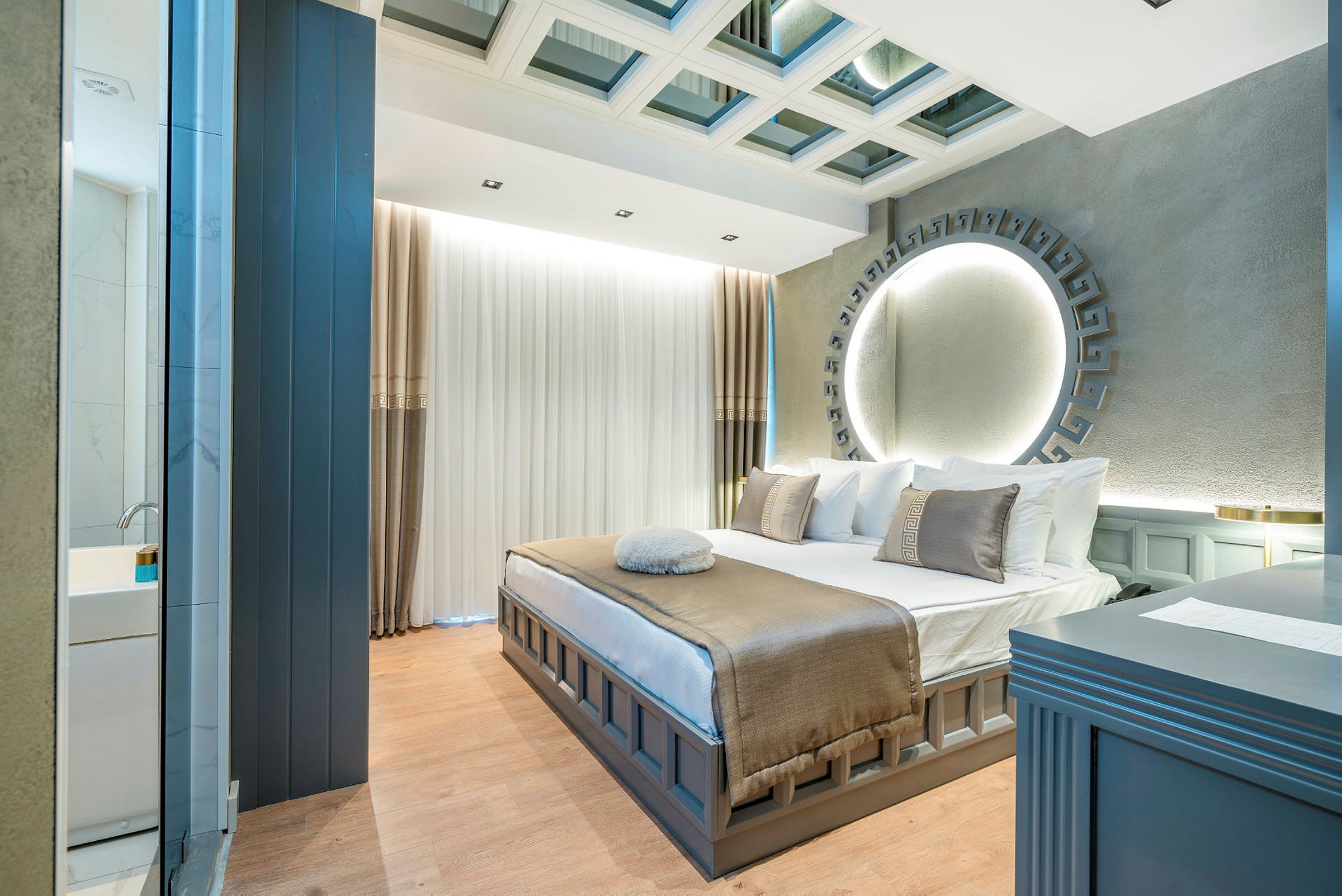 Modernt hotellrum med ljus inredning och säng. (AI-genererad text)