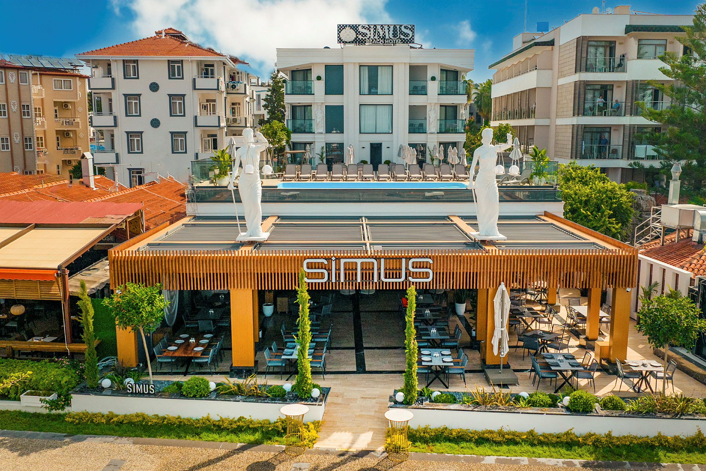 Fasad av en byggnad med en restaurang med namnet "SIMUS". (AI-genererad text)
