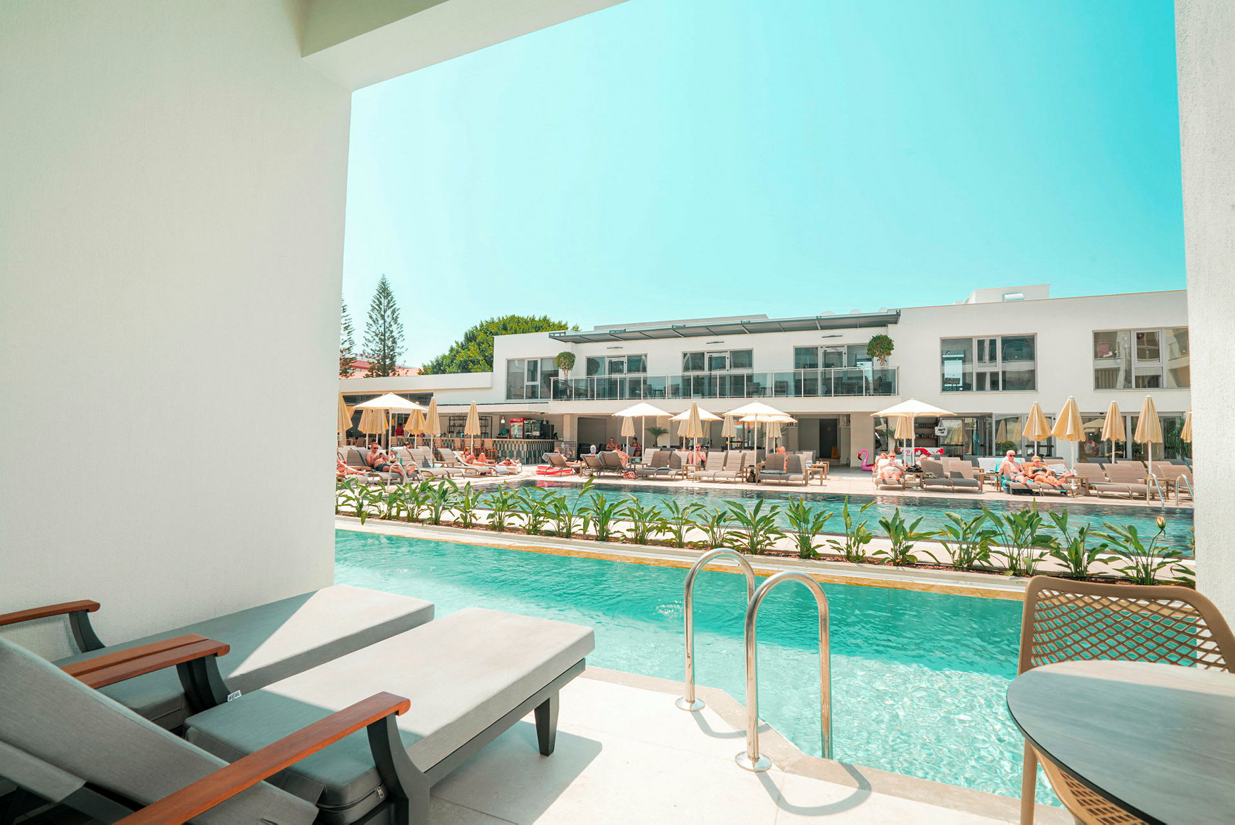 Privat poolområde med utsikt över ett modernt hotellkomplex. (AI-genererad text)