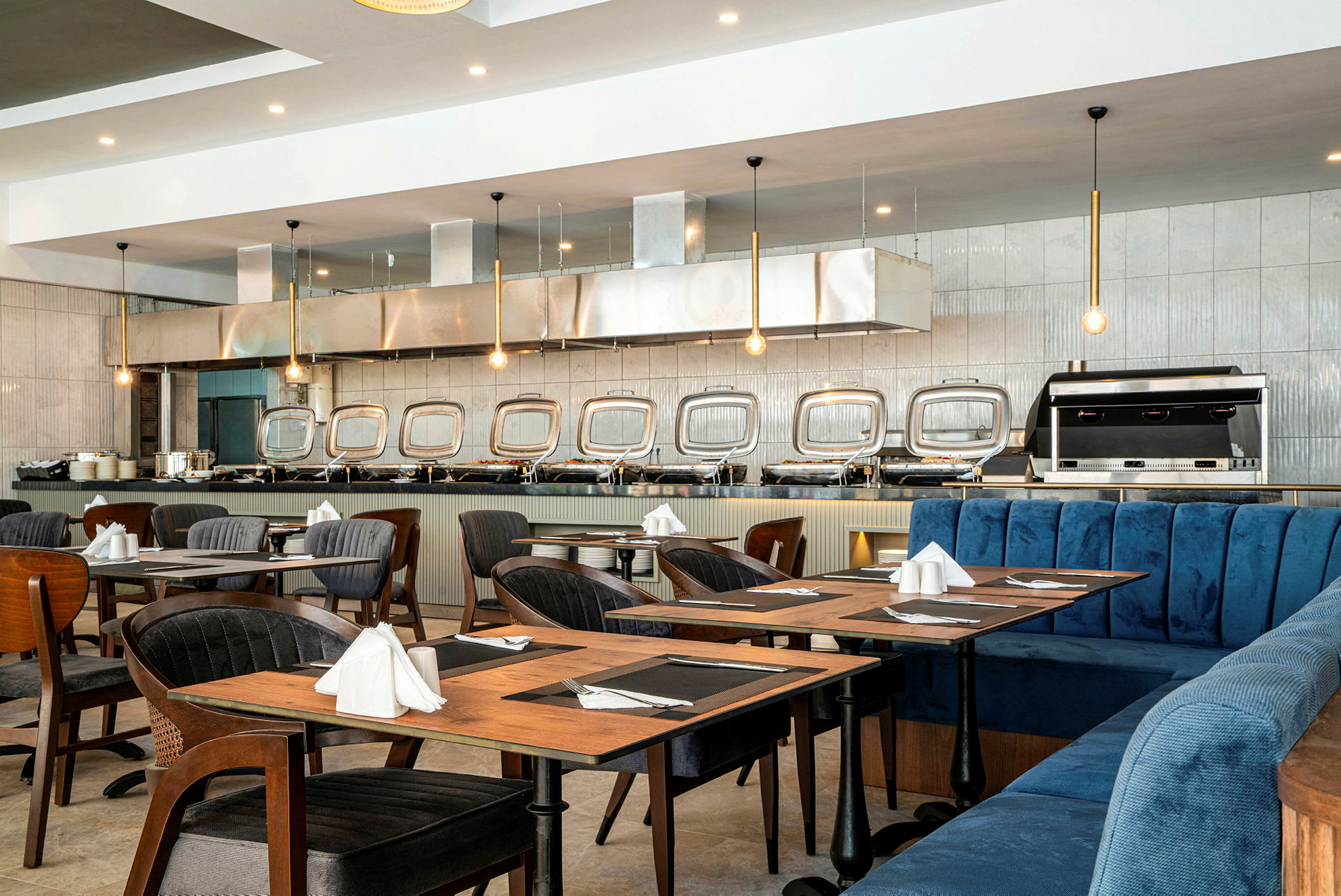 Restaurang med dukade bord och en buffédisk i bakgrunden. (AI-genererad text)
