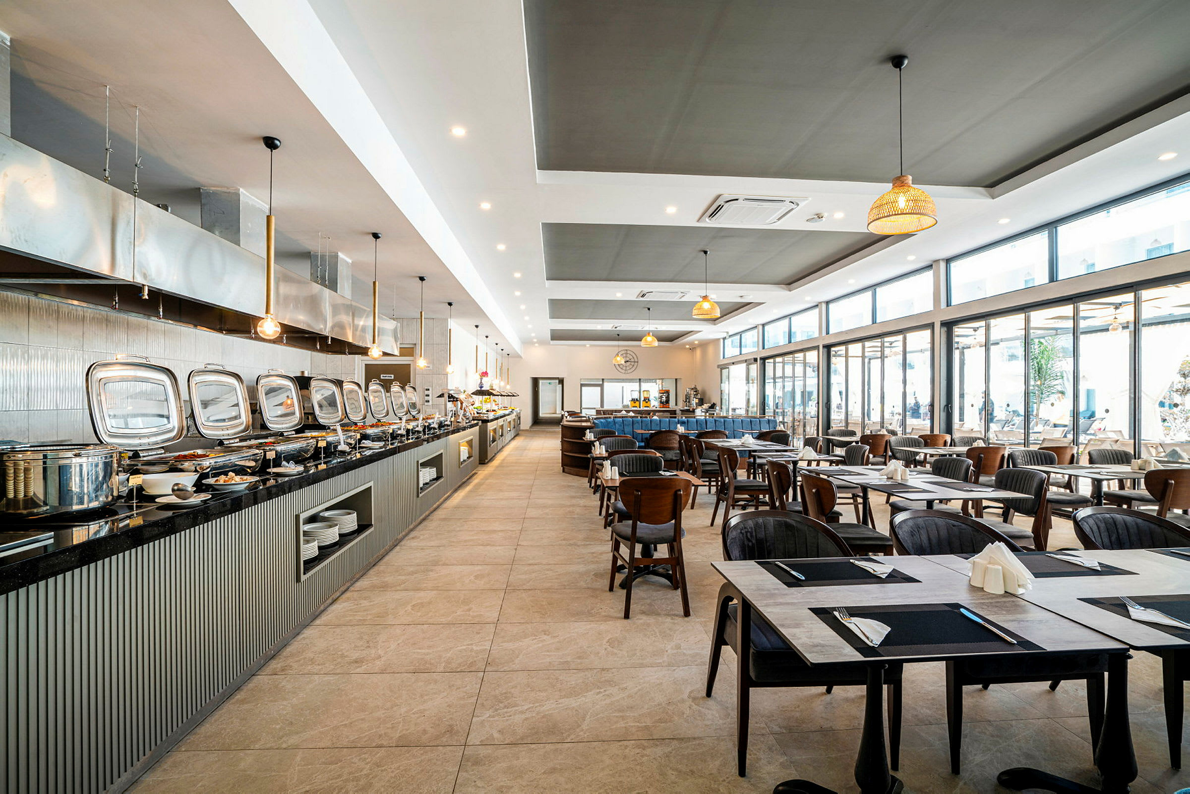 Bild av en rymlig restaurang med buffé och sittplatser. (AI-genererad text)