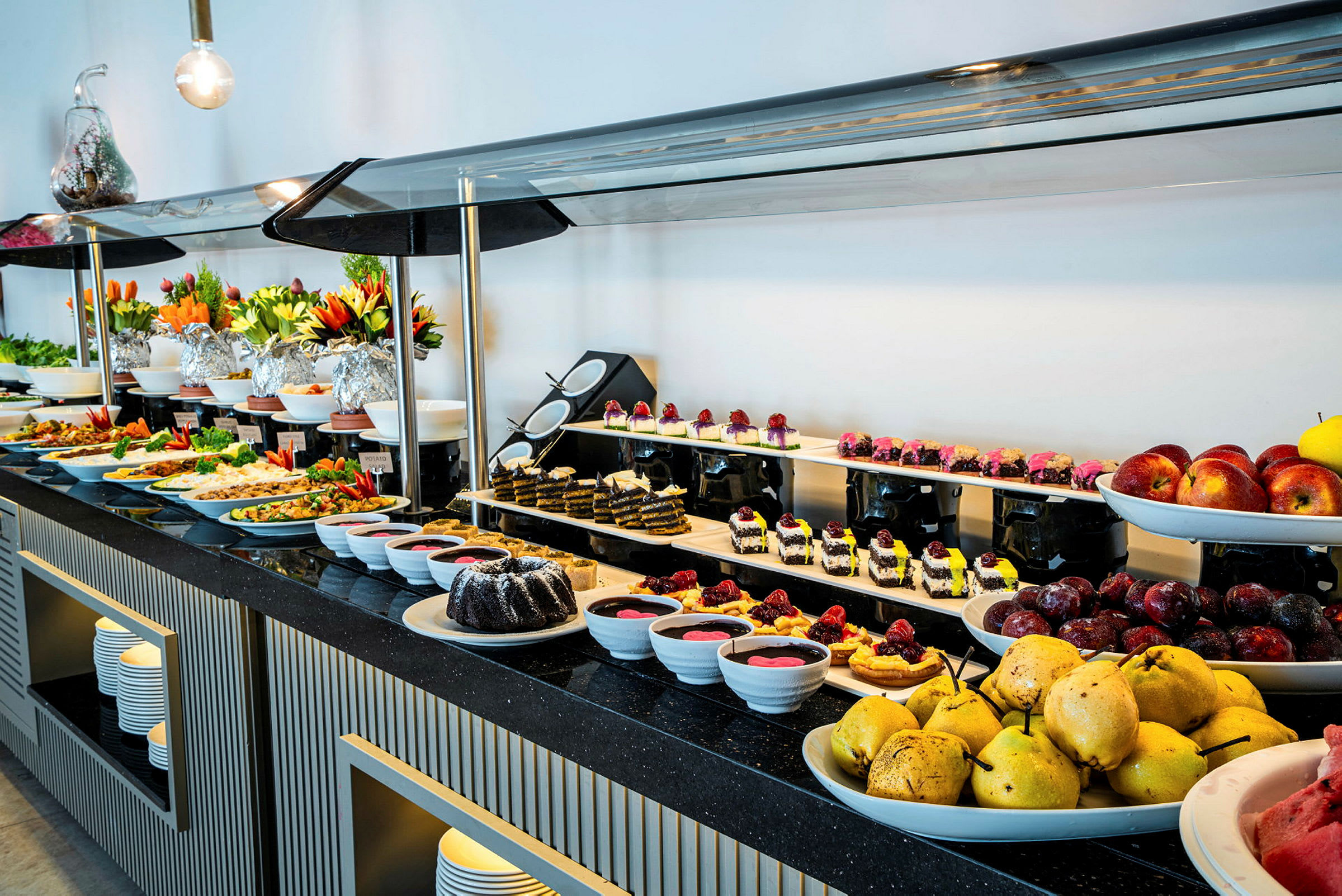 Buffébord med ett urval av frukt, desserter och varma rätter. (AI-genererad text)