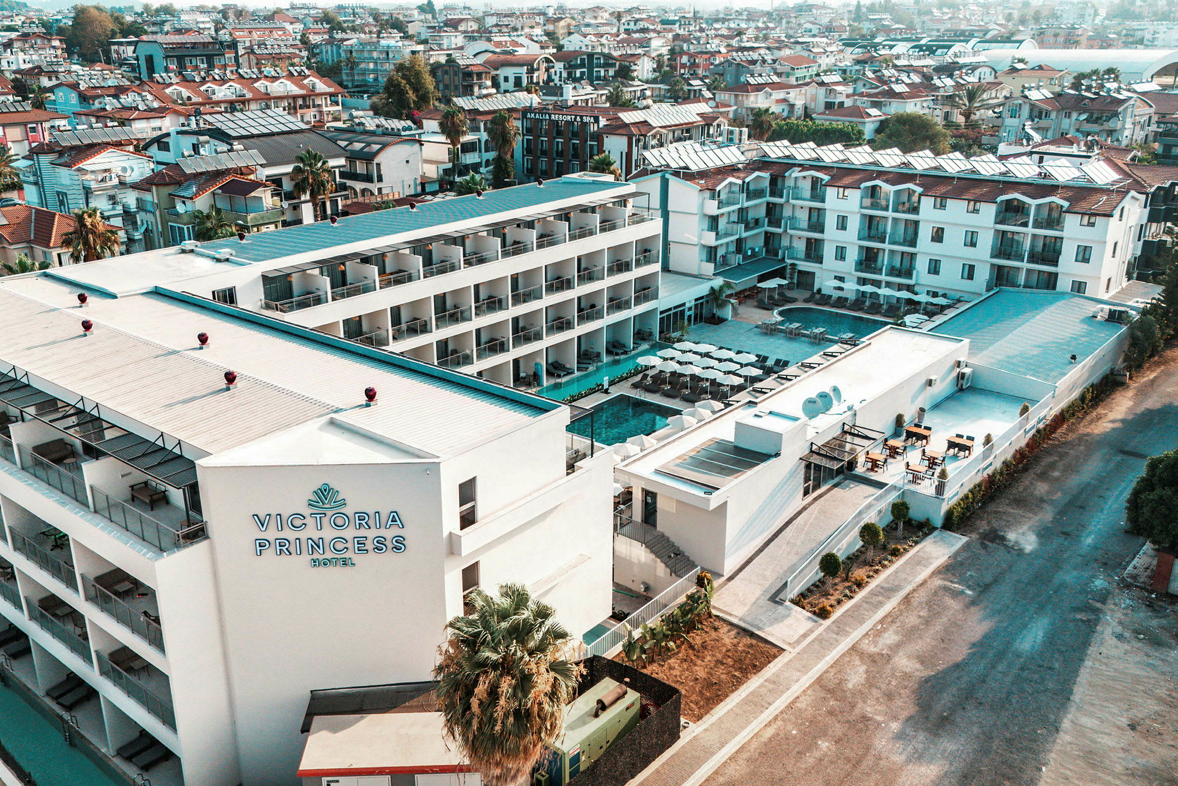 Flygfoto över Victoria Princess Hotel med dess omgivningar. (AI-genererad text)