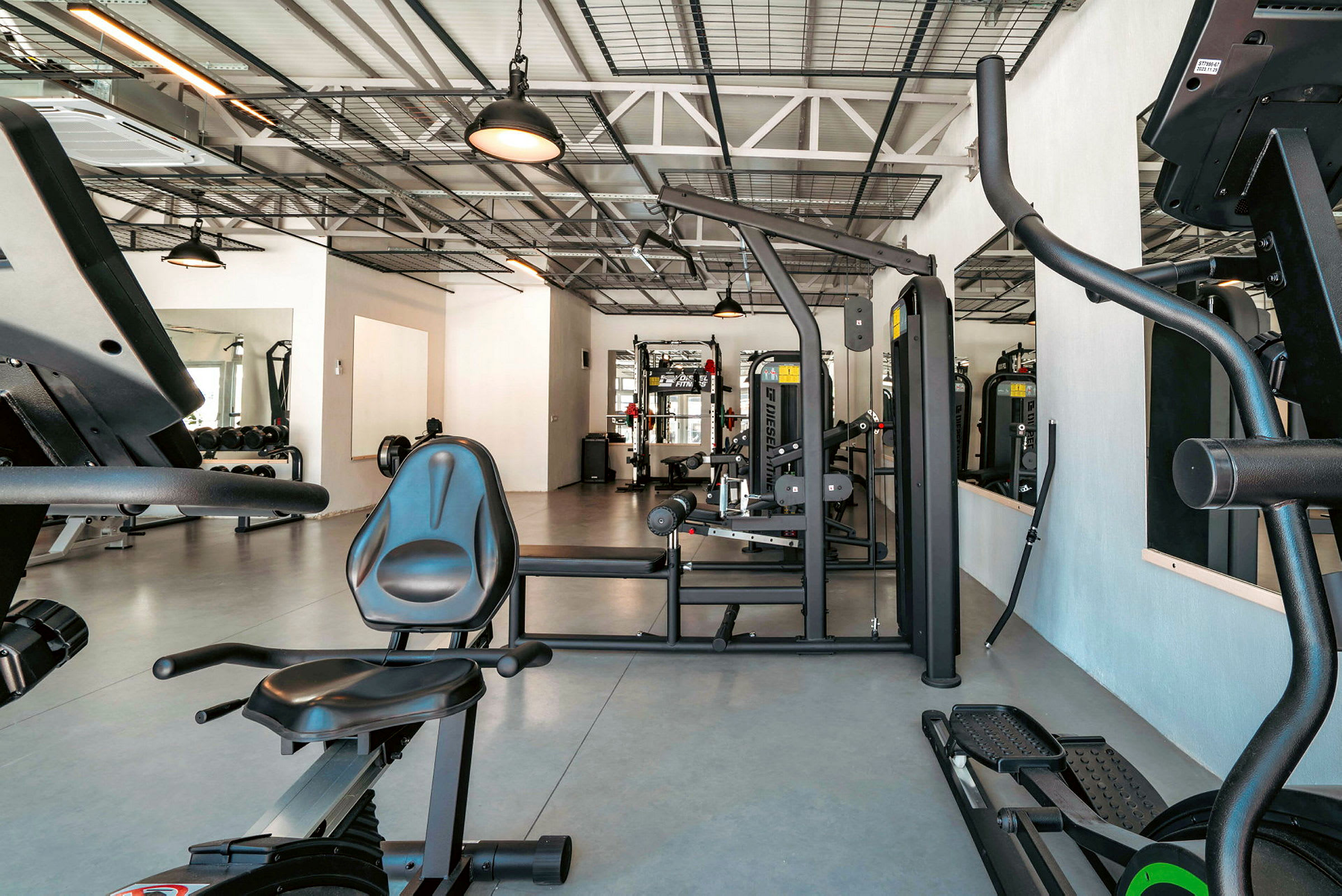 Ett gym med träningsmaskiner och utrustning. (AI-genererad text)