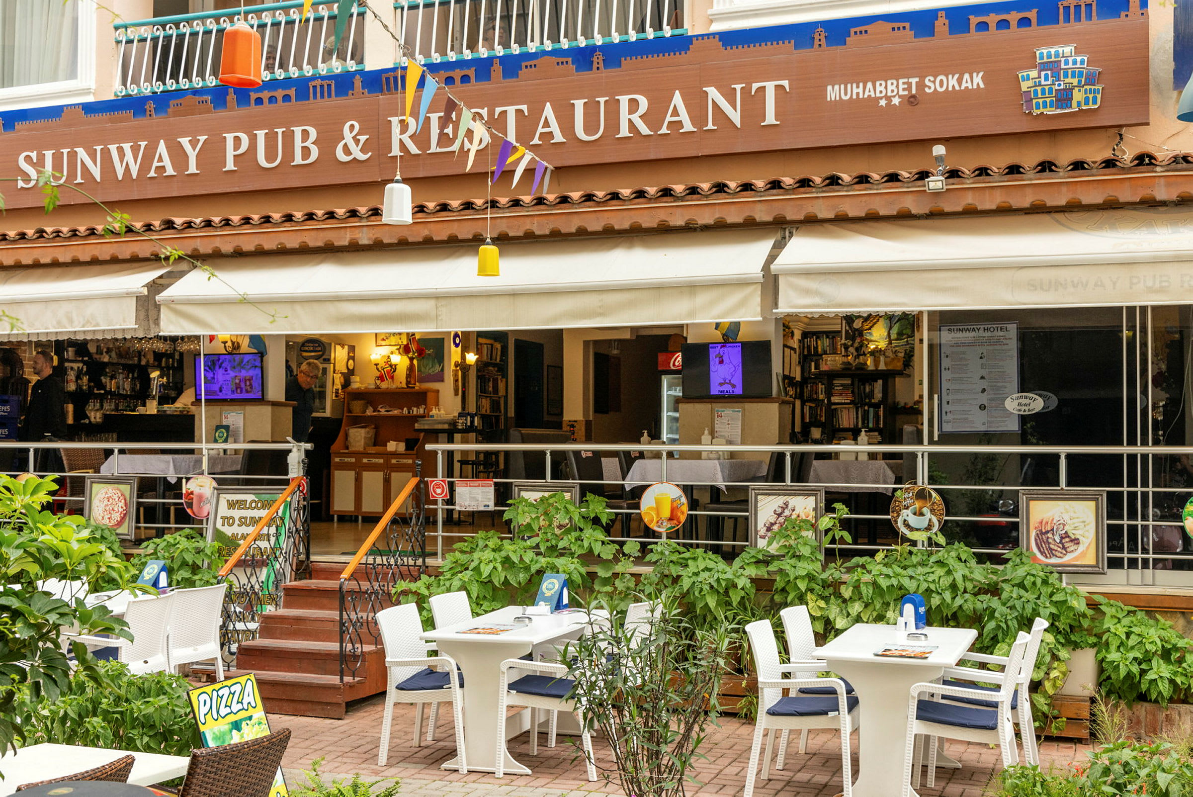En utomhusterass av en restaurang med bord och stolar. (AI-genererad text)