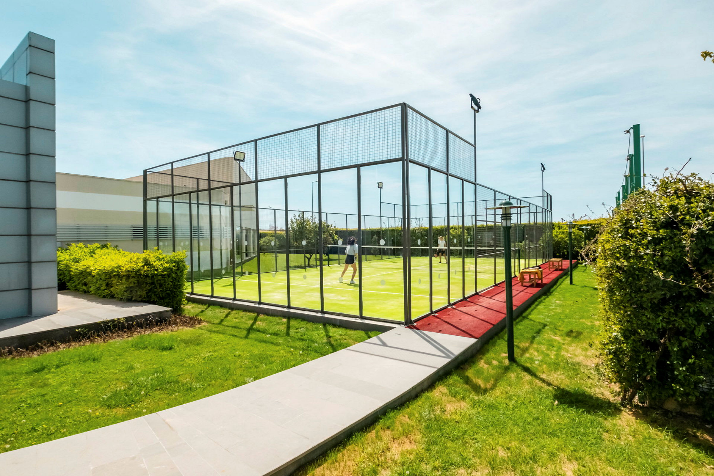 Personer spelar padel på en utomhusbana. (AI-genererad text)