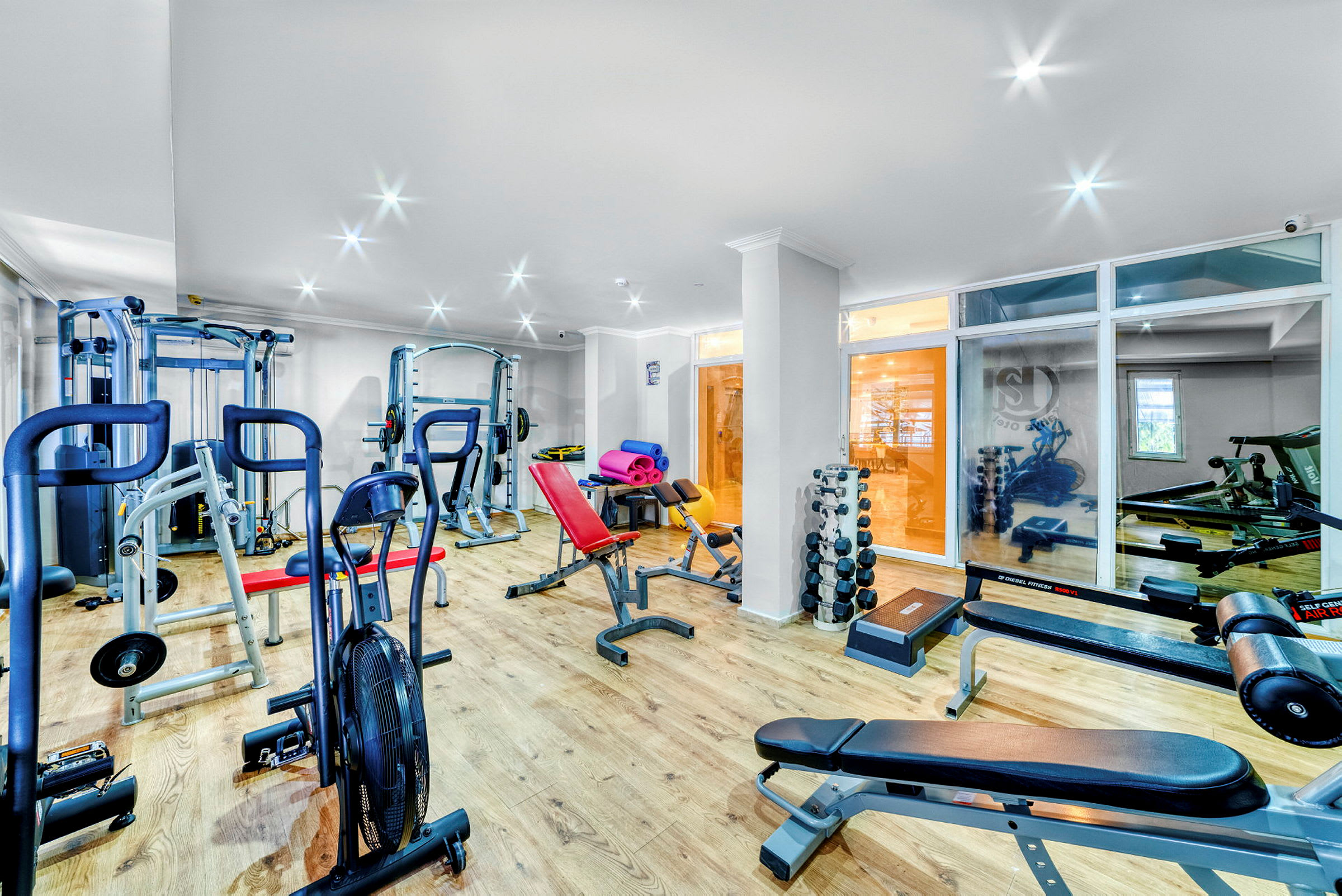 Ett gym med träningsutrustning och hantlar. (AI-genererad text)