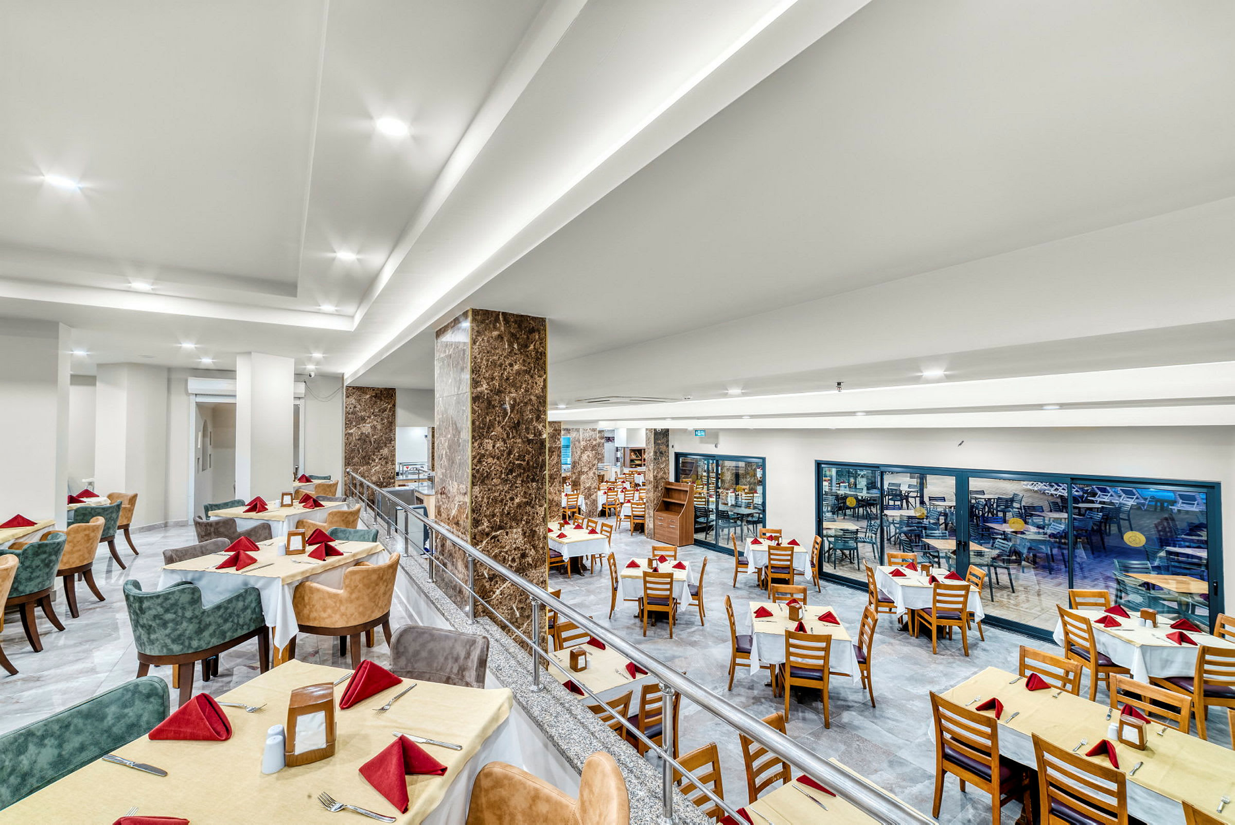 En restaurang med dukade bord och stolar, troligen inomhus. (AI-genererad text)