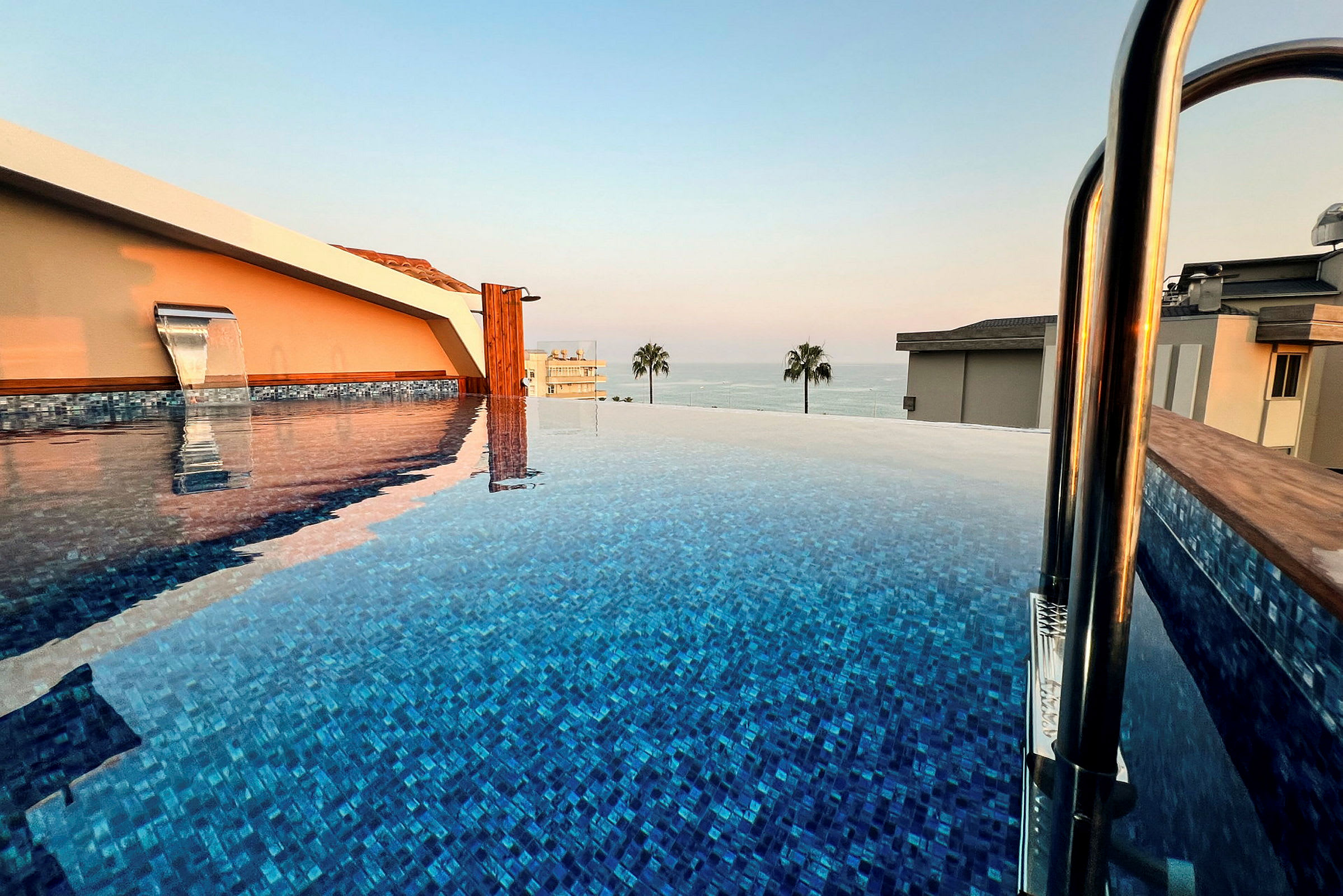 Infinitypool vid solnedgång, med utsikt över havet. (AI-genererad text)