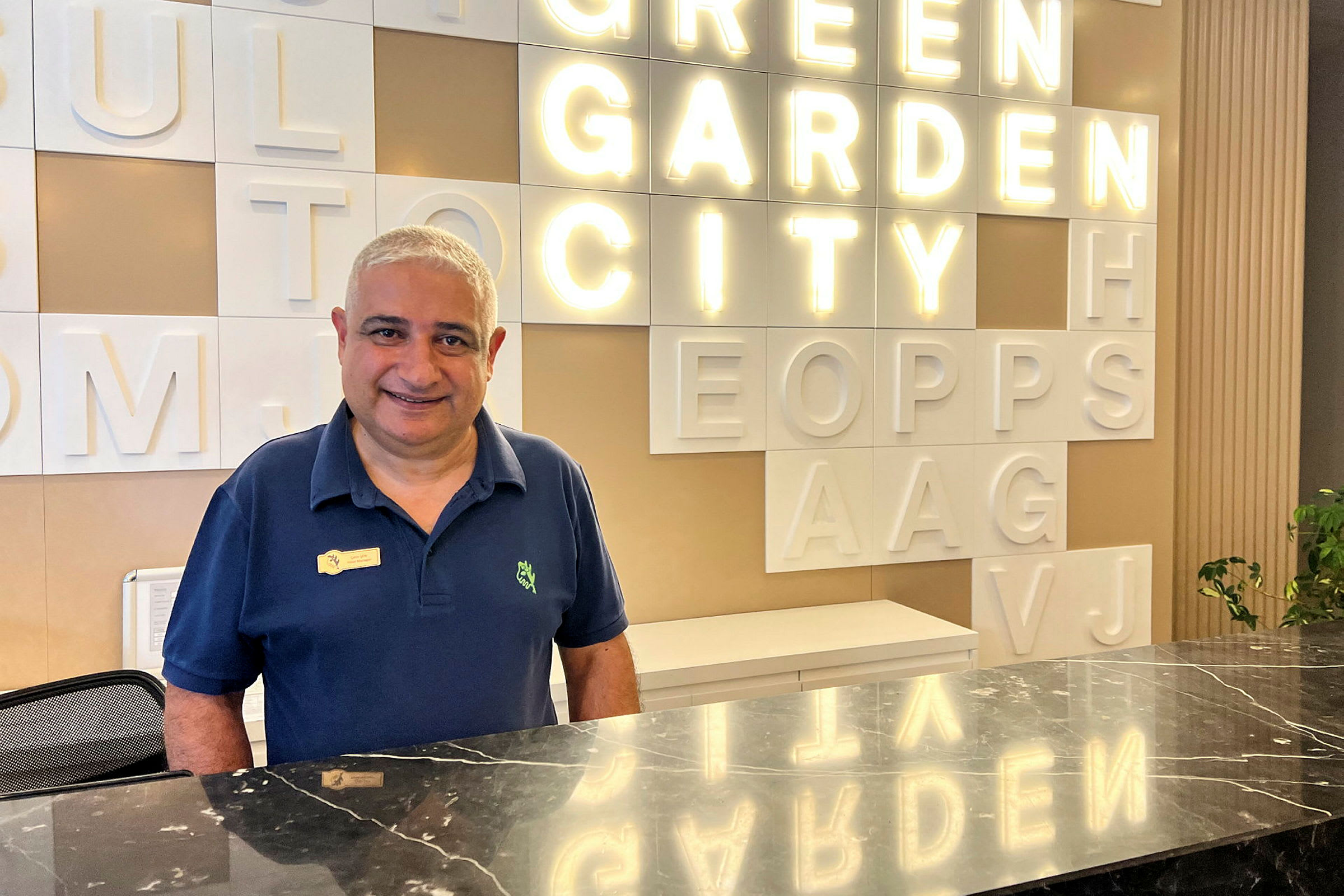 Reception med en bakgrund av upplysta bokstäver. (AI-genererad text)