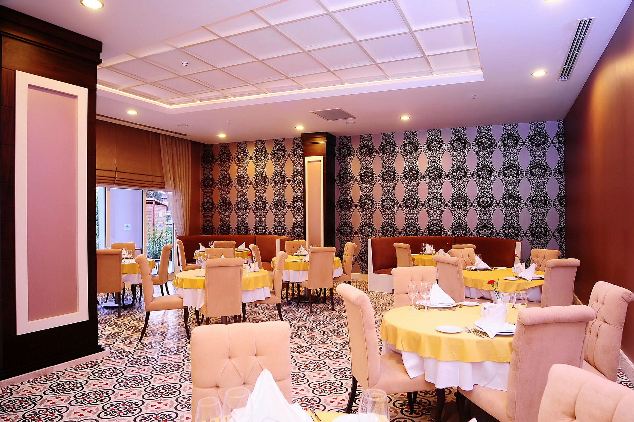 Restaurang med bordsdukning och dekorerade väggar. (AI-genererad text)