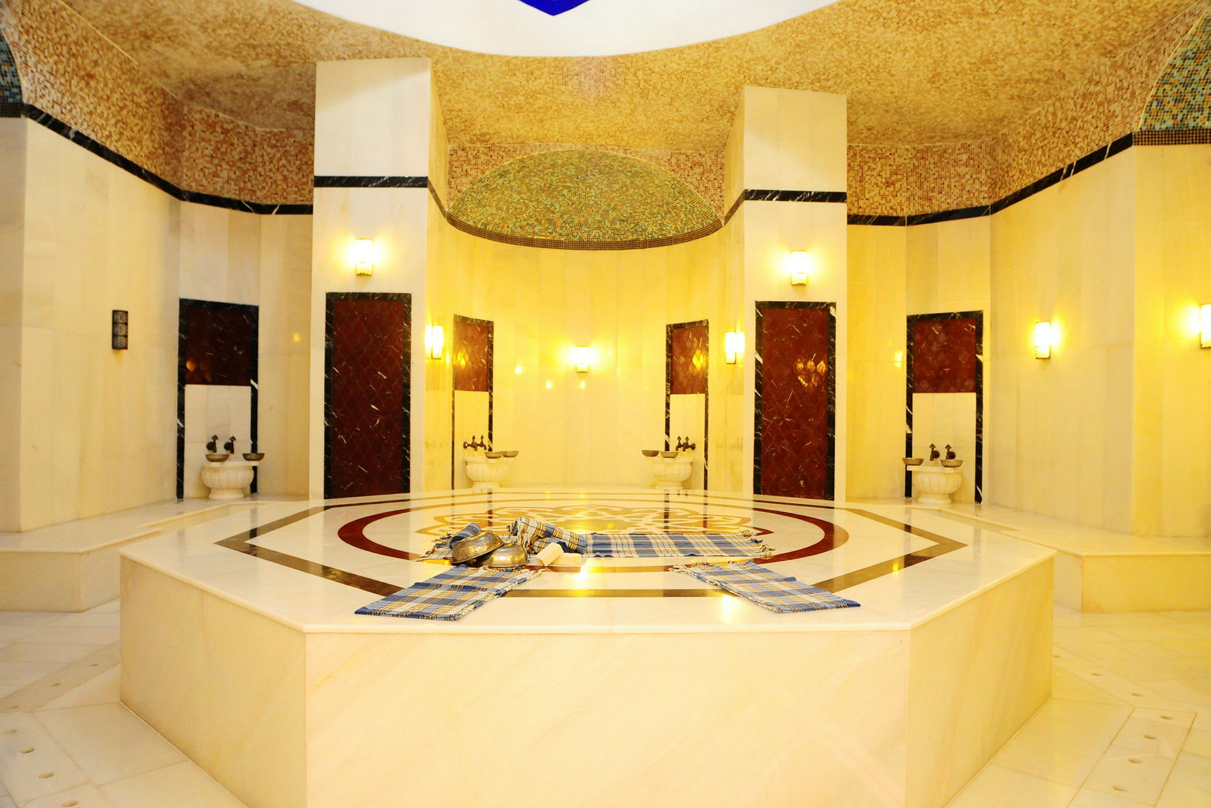 Ett traditionellt turkiskt hamam med marmorytor och geometriska mönster. (AI-genererad text)