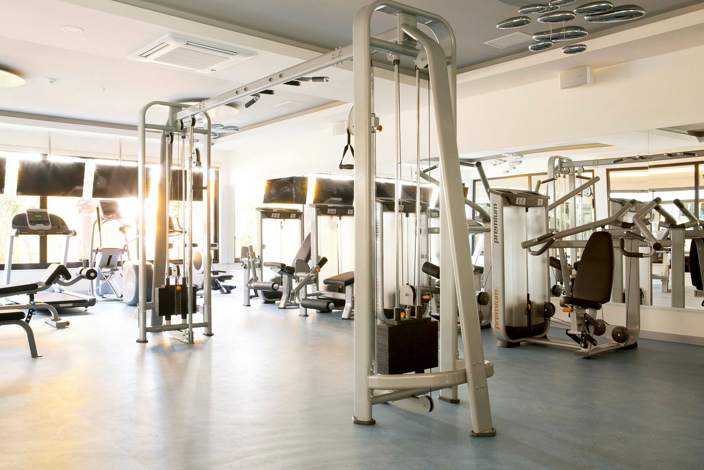 Gym med träningsmaskiner och utrustning. (AI-genererad text)