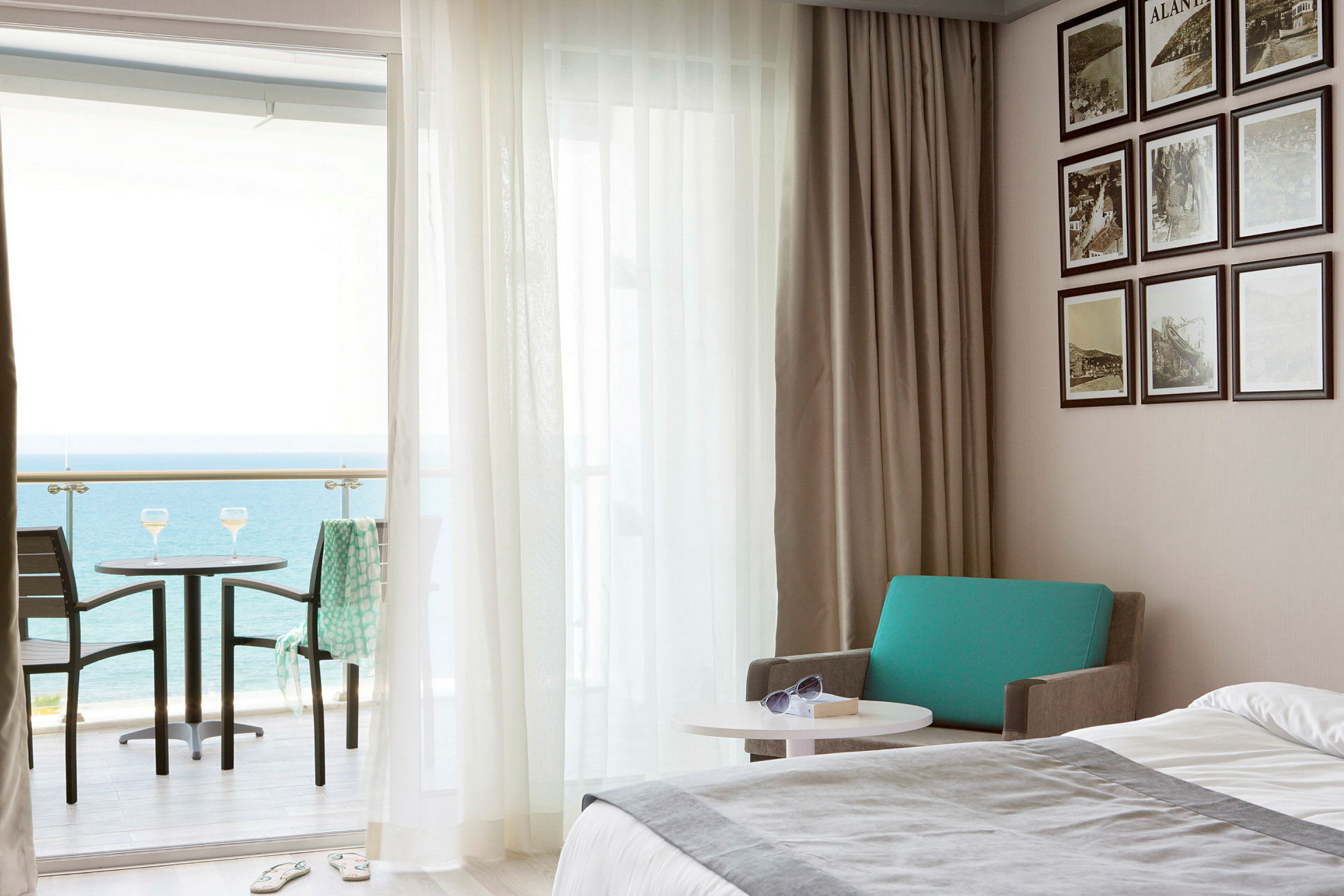 Hotellrum med havsutsikt från balkongen. (AI-genererad text)