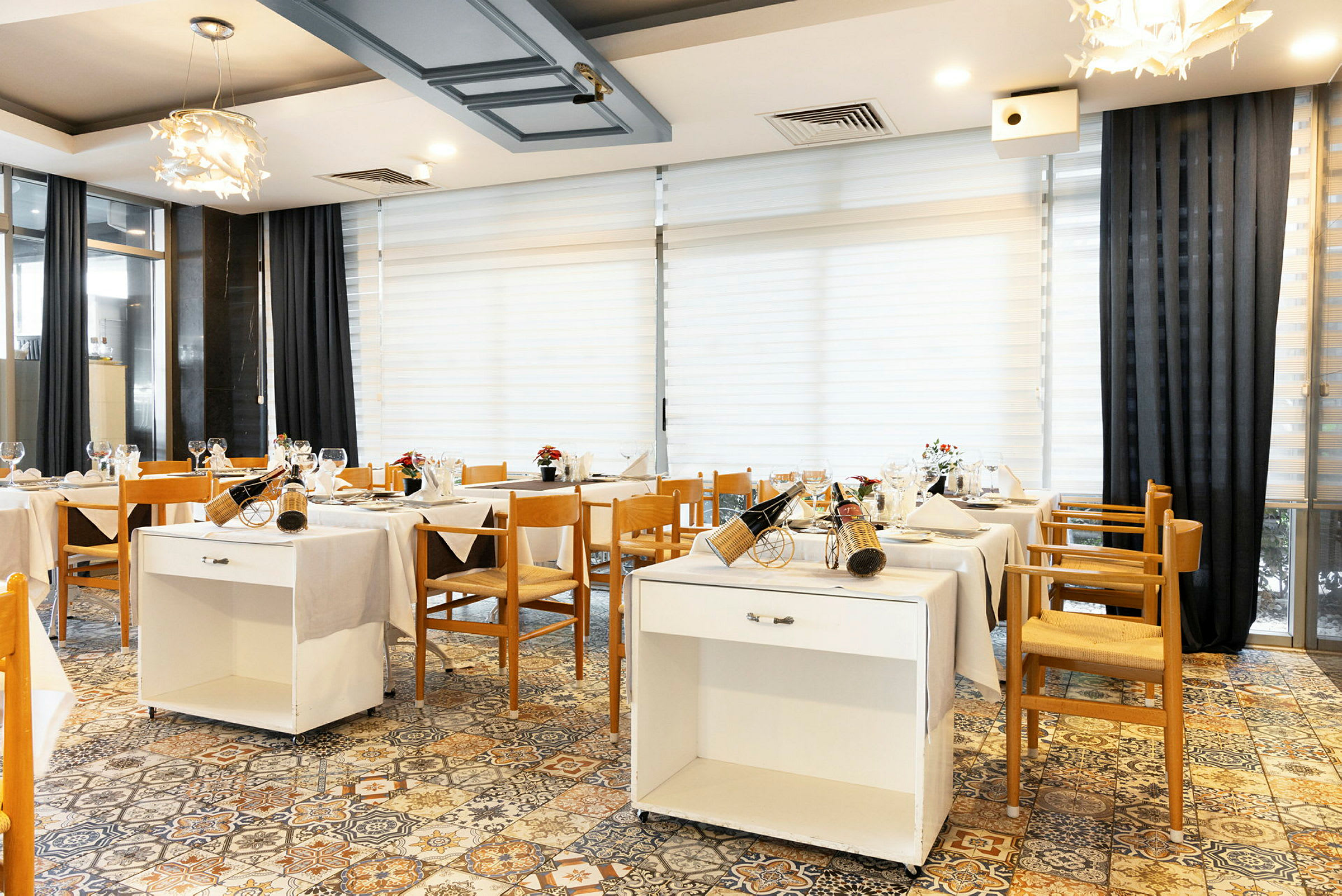Restaurang med dukade bord och stolar, dekorativ belysning i taket. (AI-genererad text)