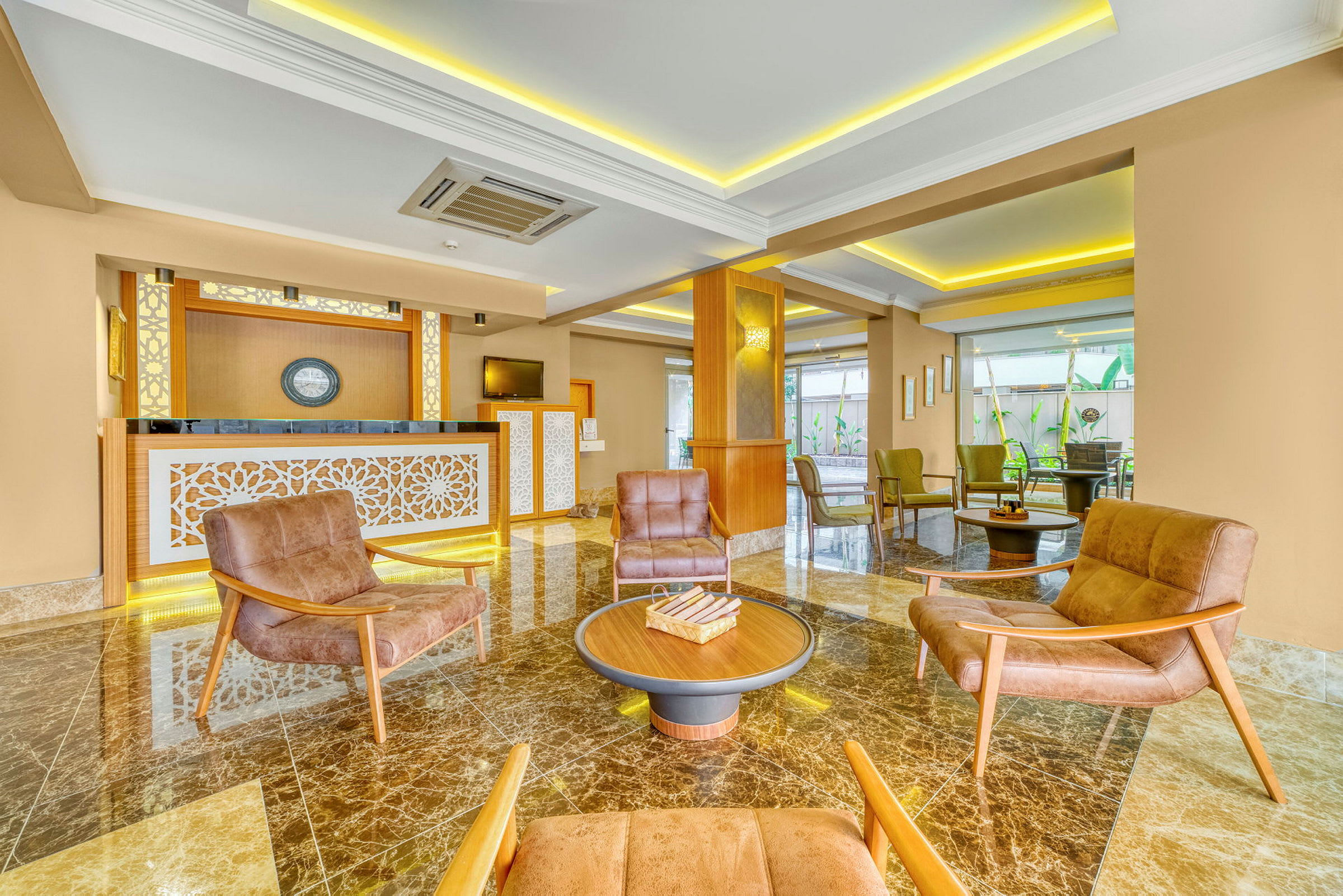 Ett hotellobbyområde med elegant inredning och sittmöbler. (AI-genererad text)