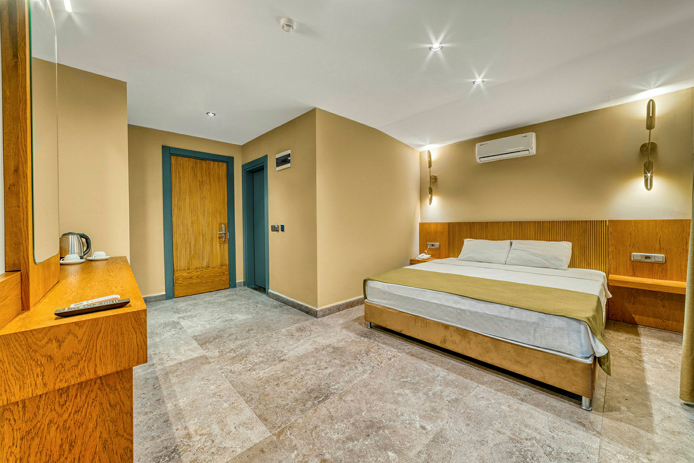 Ett hotellrum med en stor säng, en träinredning och marmorgolv. (AI-genererad text)