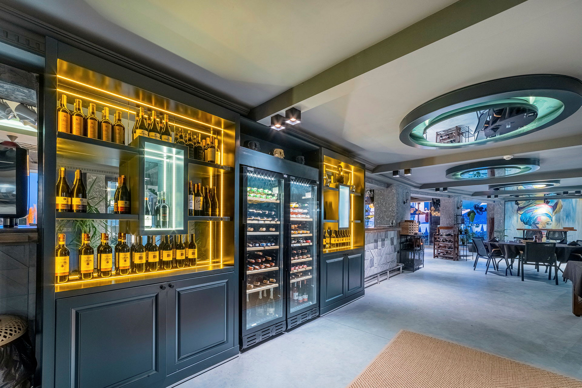 Interiör av en restaurang med vinförvaringsskåp och bord. (AI-genererad text)