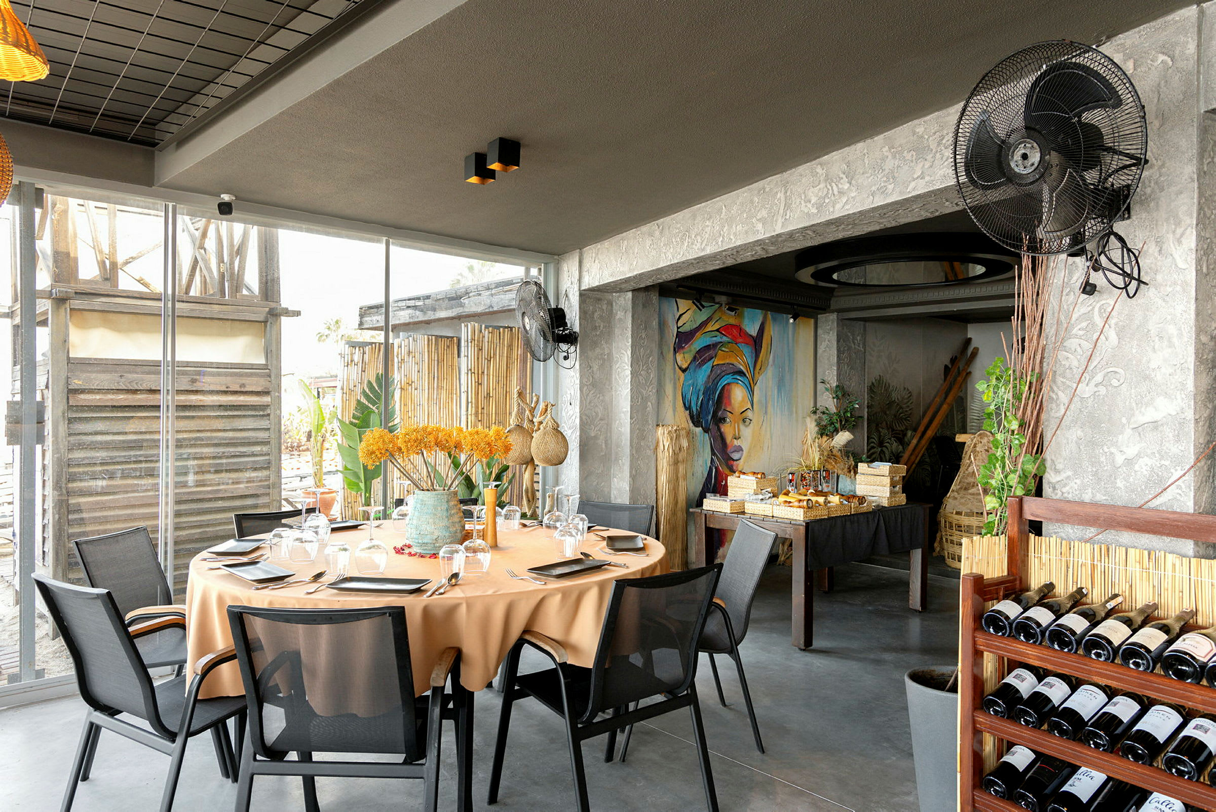 Interiör av en restaurang med ett dukat bord och inredning i naturliga färger. (AI-genererad text)