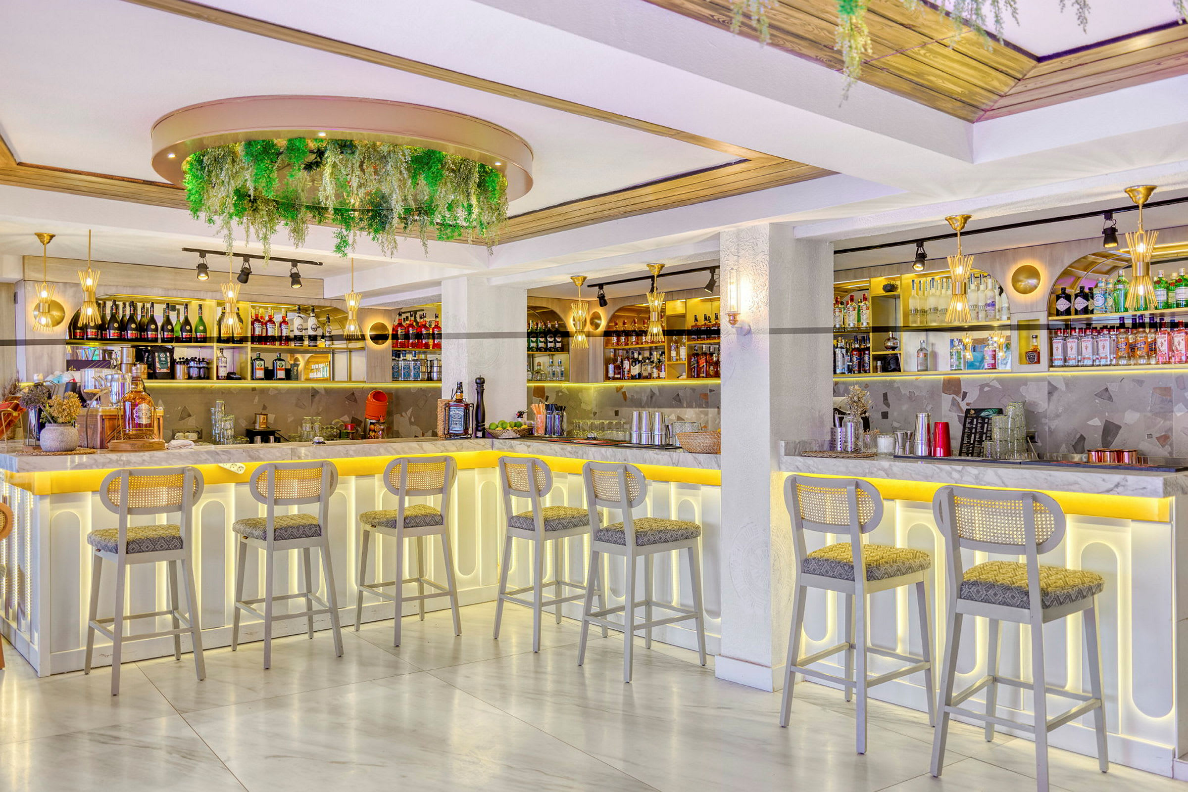 En elegant bar med stolar framför och hyllor fyllda med flaskor i bakgrunden. (AI-genererad text)