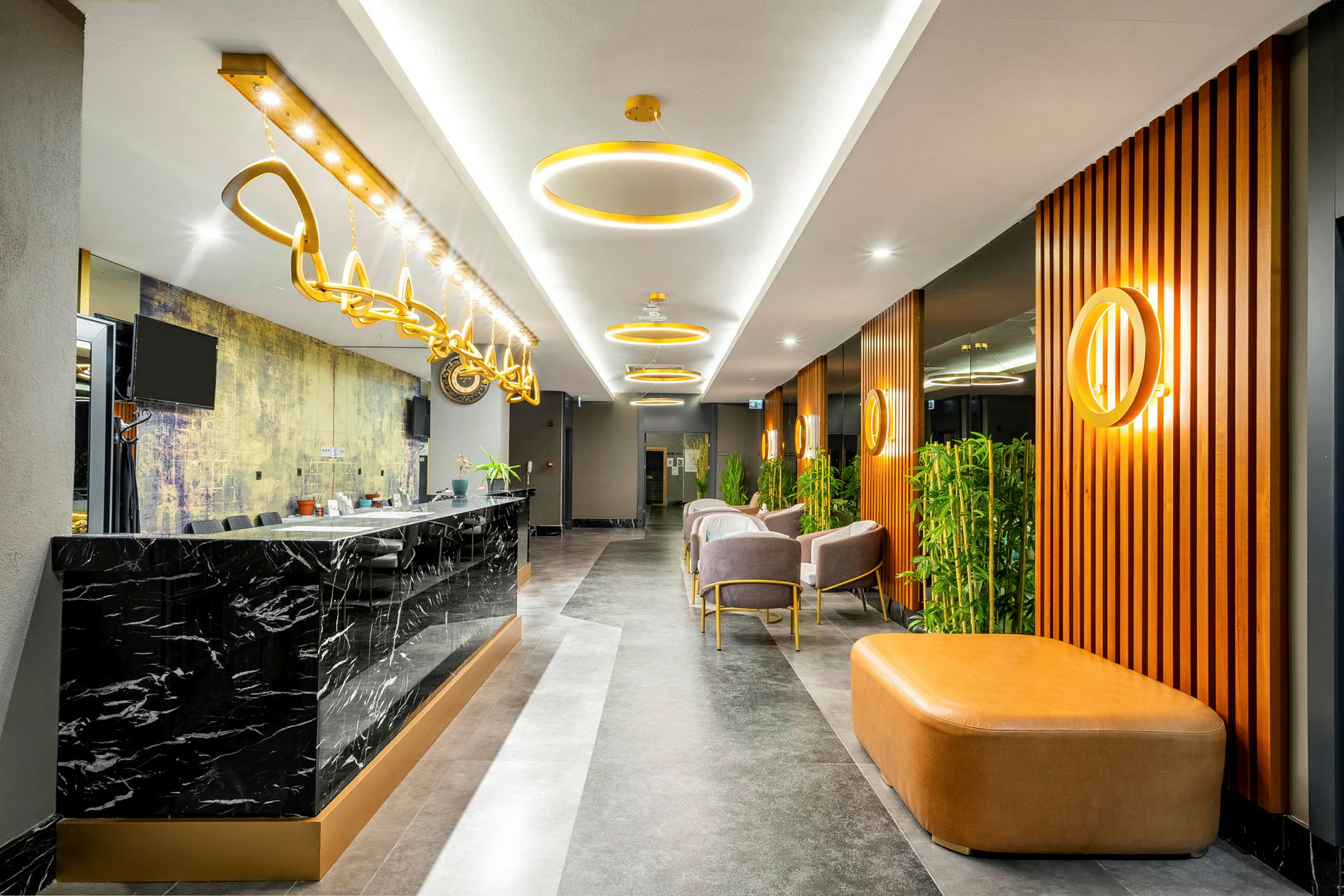 Reception i modern design med marmordisk, guldbelysning och eleganta möbler. (AI-genererad text)