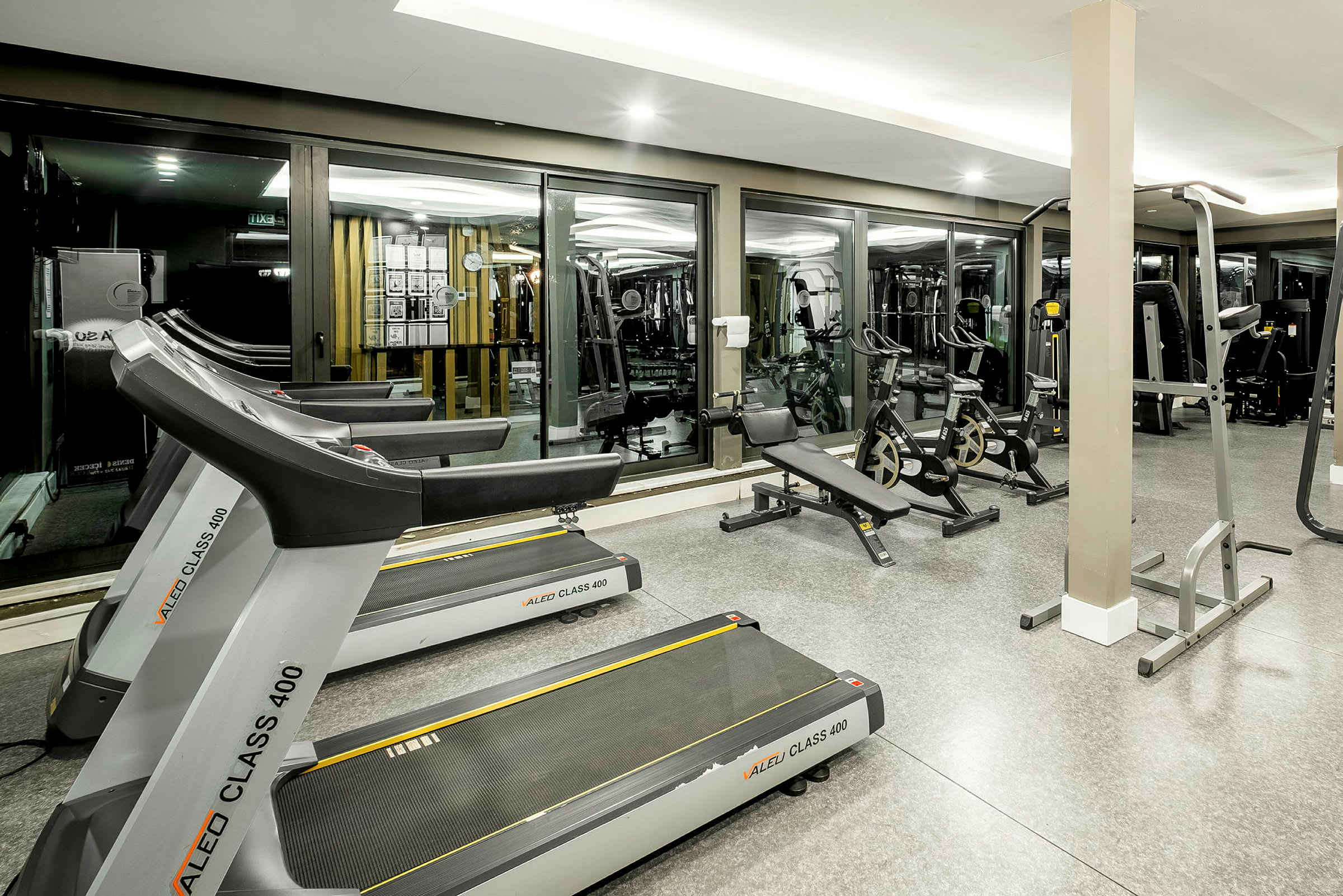 Ett gym med löpband, träningscyklar och styrketräningsutrustning. (AI-genererad text)