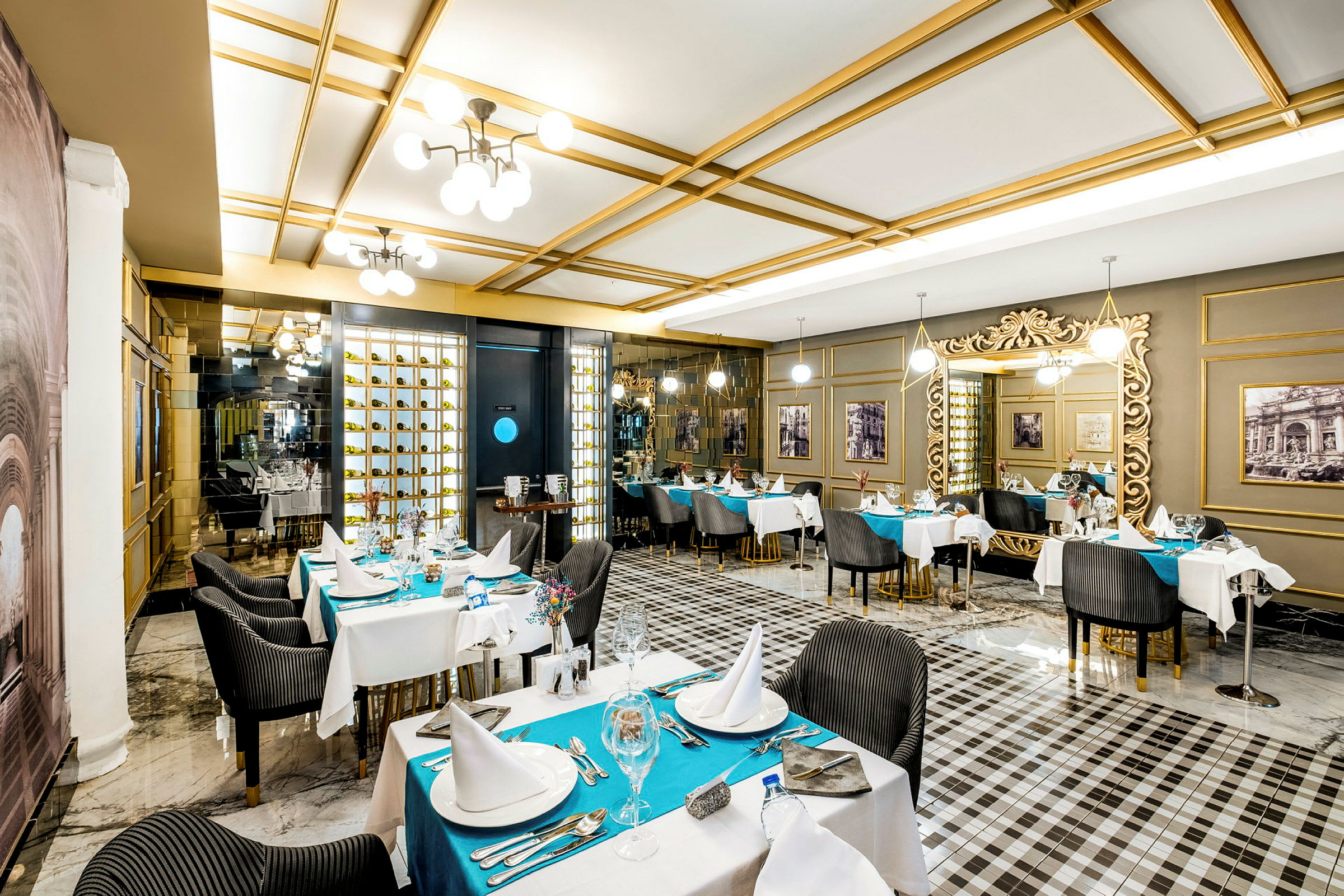 En elegant restaurang med uppsatta bord, dekorerade med vita dukar och blå tallriksunderlägg. (AI-genererad text)